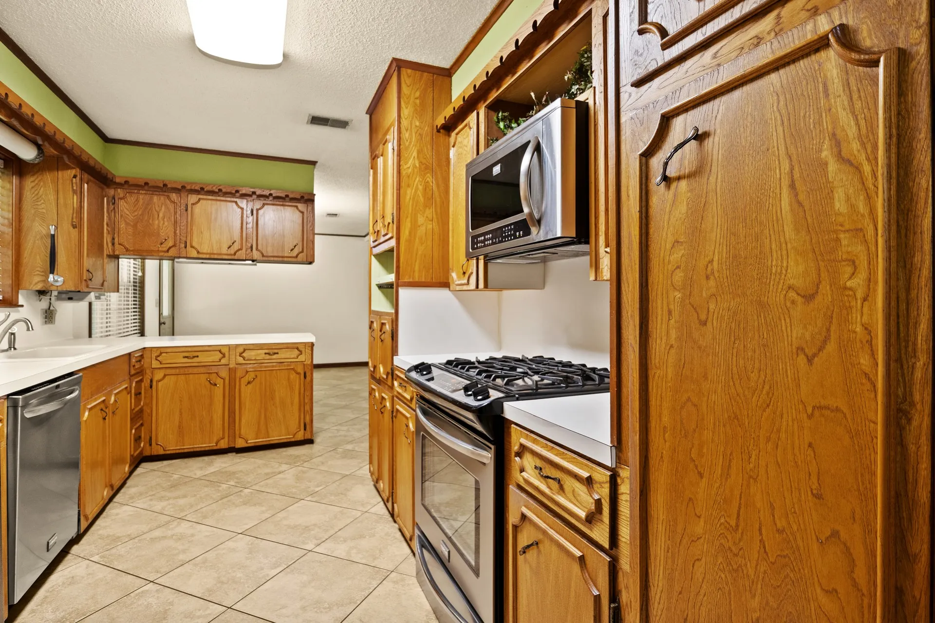 Single Family Residence For Sale in Morris County , 410 S Willis Street, Daingerfield, Texas 75638, 3 Bedroom, 2 Bathroom, Garage spaces, 2,108 Sqft, built in 1972, mls#21349464, Real Estate Agent in Daingerfield, Homes For Sale in Morris county, Homes For Sale in Daingerfield, Realtor in Daingerfield Texas, Real Estate Brokerage Independent Realty Texas, Luminita Cordes Realtor