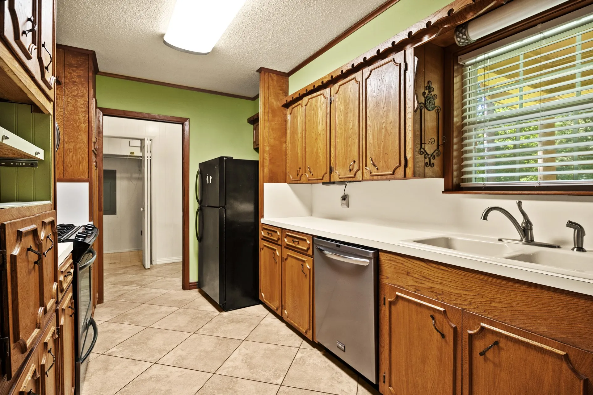Single Family Residence For Sale in Morris County , 410 S Willis Street, Daingerfield, Texas 75638, 3 Bedroom, 2 Bathroom, Garage spaces, 2,108 Sqft, built in 1972, mls#21349464, Real Estate Agent in Daingerfield, Homes For Sale in Morris county, Homes For Sale in Daingerfield, Realtor in Daingerfield Texas, Real Estate Brokerage Independent Realty Texas, Luminita Cordes Realtor