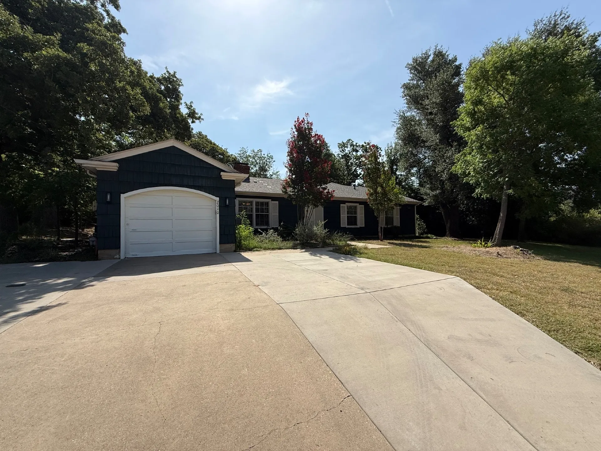 Single Family Residence For Rent in Denton County , 2010 N Locust Street, Denton, Texas 76209, 3 Bedroom, 2 Bathroom, 2 Garage spaces, 2,430 Sqft, built in 1970, mls#21349492, Real Estate Agent in Denton, Homes For Rent in Denton county, Homes For Rent in Denton, Realtor in Denton Texas, Real Estate Brokerage Independent Realty Texas, Luminita Cordes Realtor