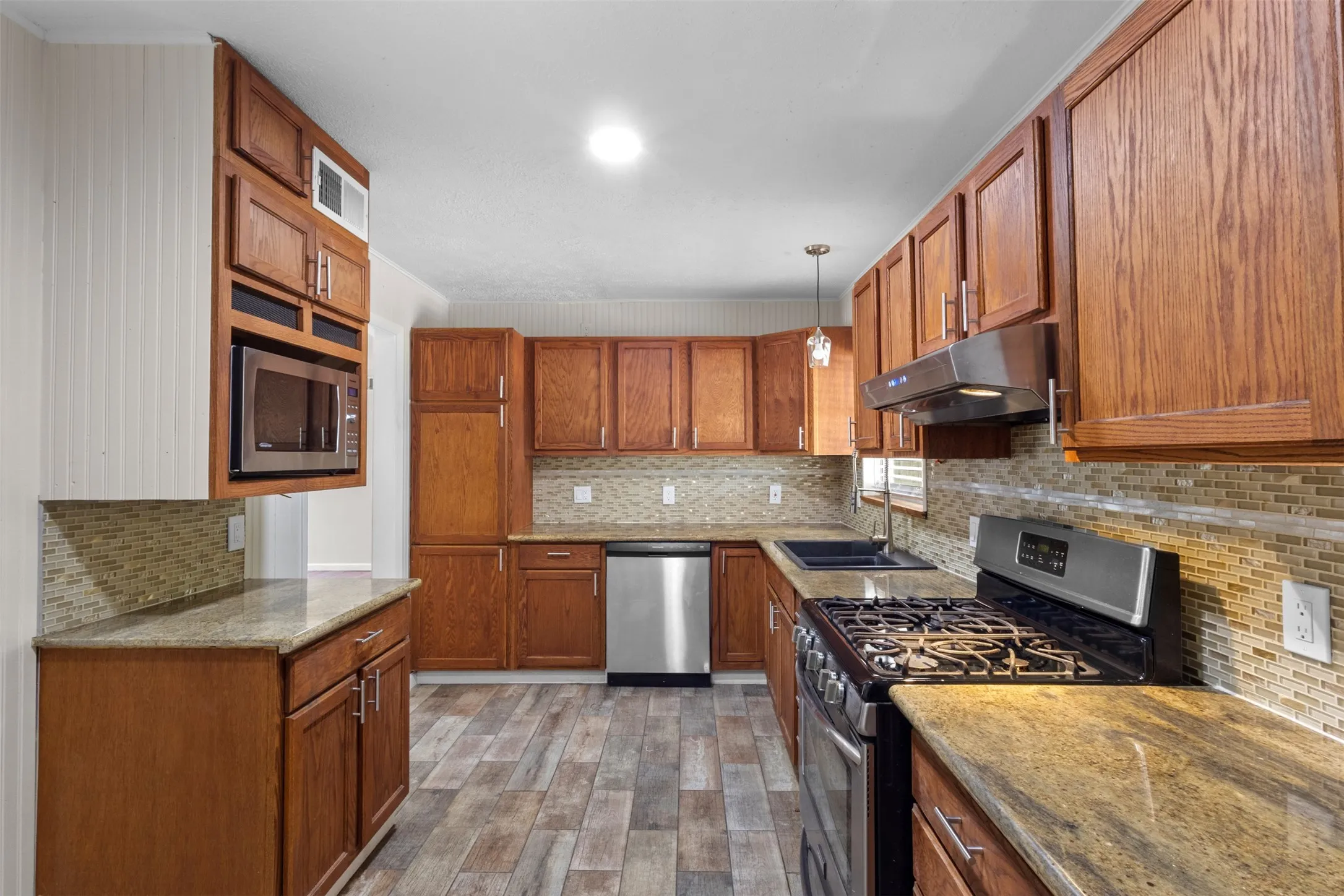 Single Family Residence For Sale in Dallas County , 10804 Ruth Ann Drive, Dallas, Texas 75228, 3 Bedroom, 2 Bathroom, 1 Garage spaces, 1,157 Sqft, built in 1955, mls#21349325, Real Estate Agent in Dallas, Homes For Sale in Dallas county, Homes For Sale in Dallas, Realtor in Dallas Texas, Real Estate Brokerage Independent Realty Texas, Luminita Cordes Realtor