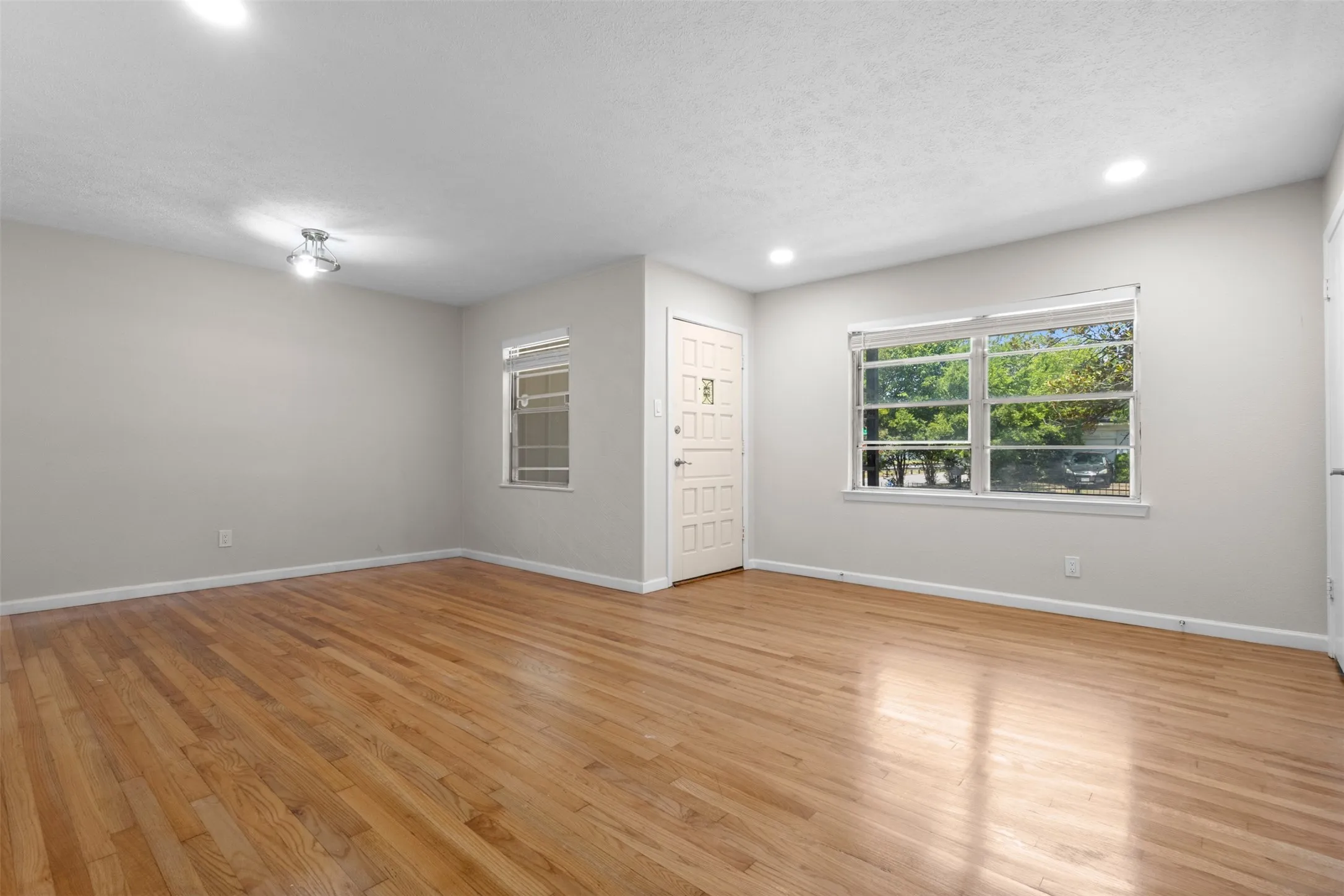 Single Family Residence For Sale in Dallas County , 10804 Ruth Ann Drive, Dallas, Texas 75228, 3 Bedroom, 2 Bathroom, 1 Garage spaces, 1,157 Sqft, built in 1955, mls#21349325, Real Estate Agent in Dallas, Homes For Sale in Dallas county, Homes For Sale in Dallas, Realtor in Dallas Texas, Real Estate Brokerage Independent Realty Texas, Luminita Cordes Realtor