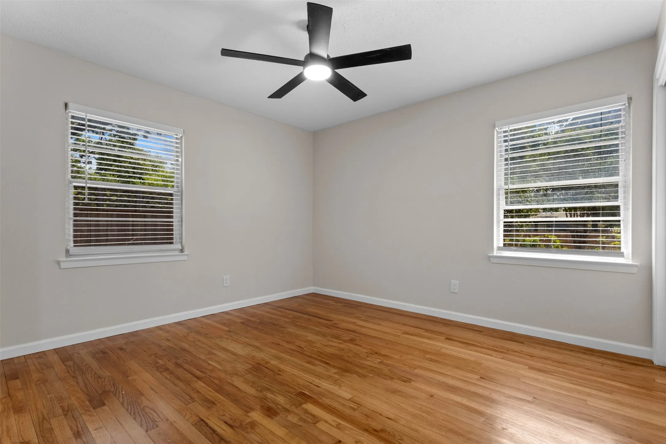 Single Family Residence For Sale in Dallas County , 10804 Ruth Ann Drive, Dallas, Texas 75228, 3 Bedroom, 2 Bathroom, 1 Garage spaces, 1,157 Sqft, built in 1955, mls#21349325, Real Estate Agent in Dallas, Homes For Sale in Dallas county, Homes For Sale in Dallas, Realtor in Dallas Texas, Real Estate Brokerage Independent Realty Texas, Luminita Cordes Realtor