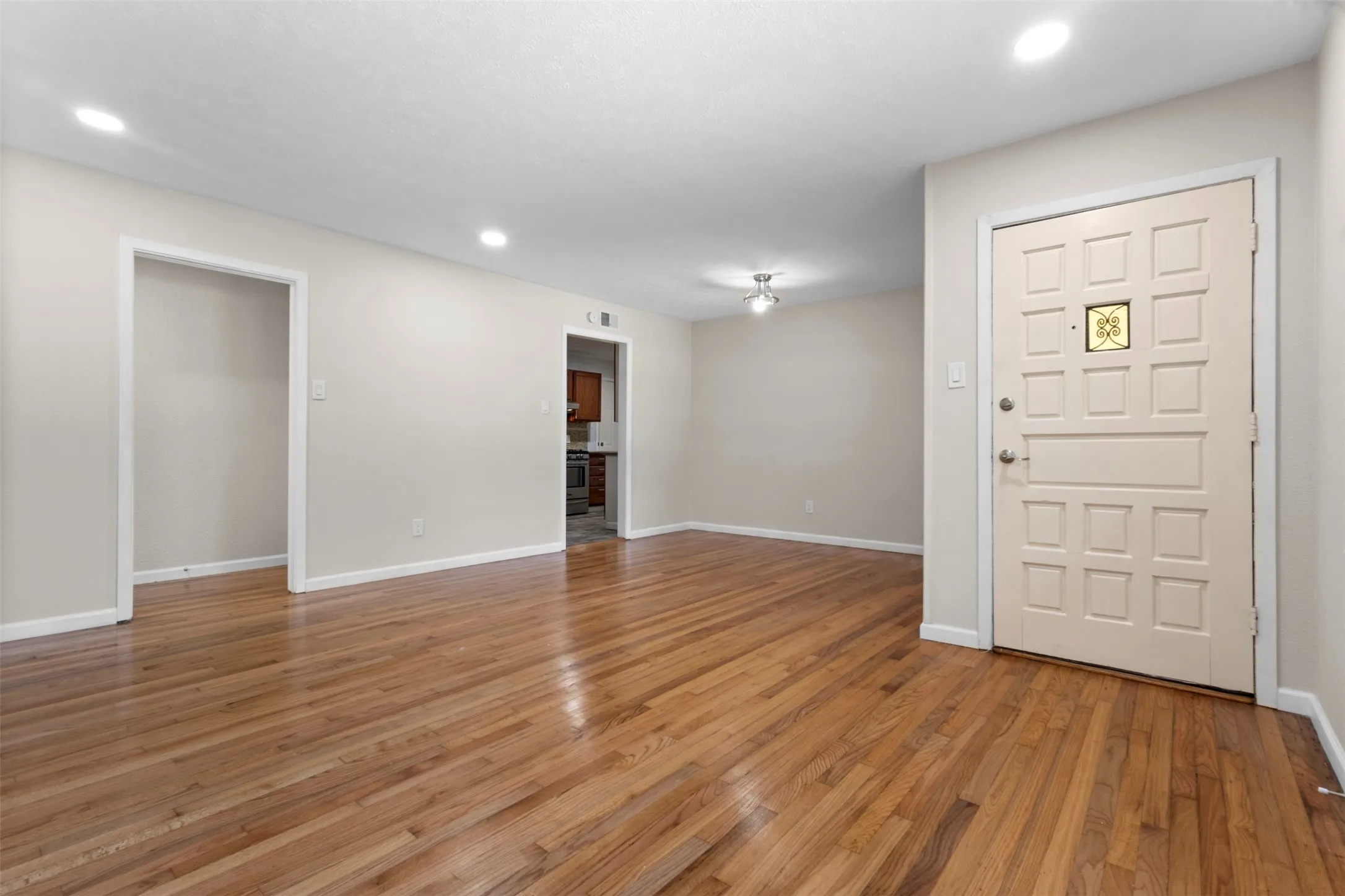 Single Family Residence For Sale in Dallas County , 10804 Ruth Ann Drive, Dallas, Texas 75228, 3 Bedroom, 2 Bathroom, 1 Garage spaces, 1,157 Sqft, built in 1955, mls#21349325, Real Estate Agent in Dallas, Homes For Sale in Dallas county, Homes For Sale in Dallas, Realtor in Dallas Texas, Real Estate Brokerage Independent Realty Texas, Luminita Cordes Realtor