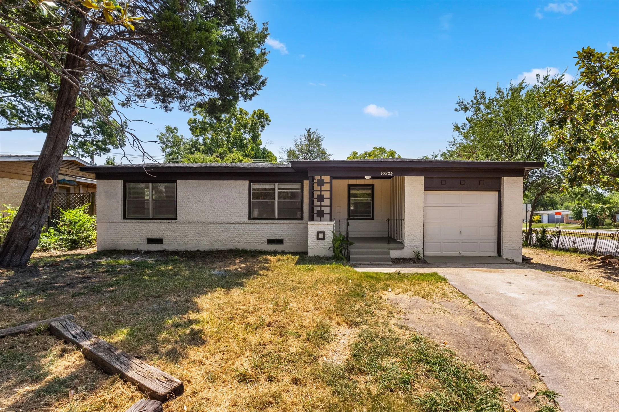 Single Family Residence For Sale in Dallas County , 10804 Ruth Ann Drive, Dallas, Texas 75228, 3 Bedroom, 2 Bathroom, 1 Garage spaces, 1,157 Sqft, built in 1955, mls#21349325, Real Estate Agent in Dallas, Homes For Sale in Dallas county, Homes For Sale in Dallas, Realtor in Dallas Texas, Real Estate Brokerage Independent Realty Texas, Luminita Cordes Realtor
