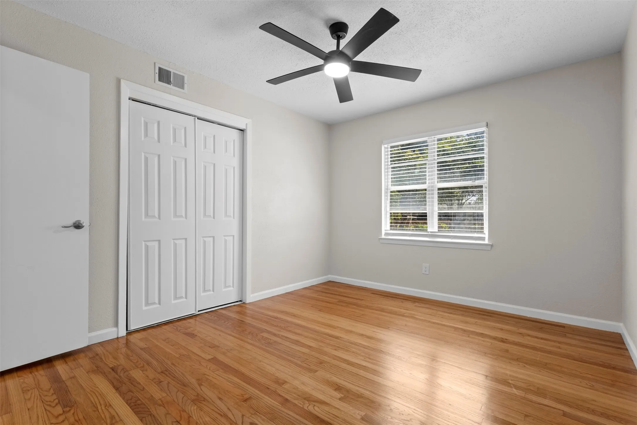 Single Family Residence For Sale in Dallas County , 10804 Ruth Ann Drive, Dallas, Texas 75228, 3 Bedroom, 2 Bathroom, 1 Garage spaces, 1,157 Sqft, built in 1955, mls#21349325, Real Estate Agent in Dallas, Homes For Sale in Dallas county, Homes For Sale in Dallas, Realtor in Dallas Texas, Real Estate Brokerage Independent Realty Texas, Luminita Cordes Realtor