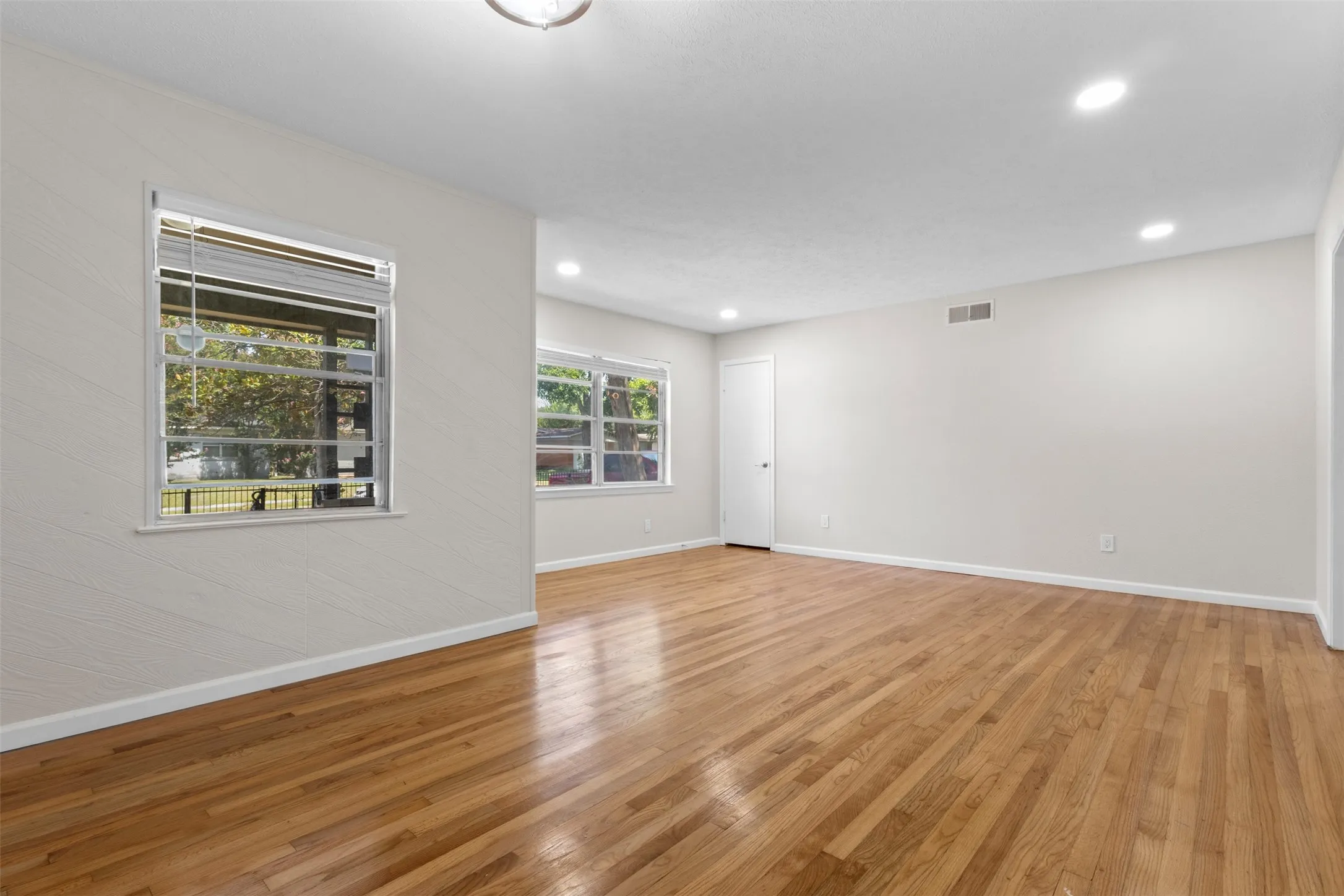 Single Family Residence For Sale in Dallas County , 10804 Ruth Ann Drive, Dallas, Texas 75228, 3 Bedroom, 2 Bathroom, 1 Garage spaces, 1,157 Sqft, built in 1955, mls#21349325, Real Estate Agent in Dallas, Homes For Sale in Dallas county, Homes For Sale in Dallas, Realtor in Dallas Texas, Real Estate Brokerage Independent Realty Texas, Luminita Cordes Realtor