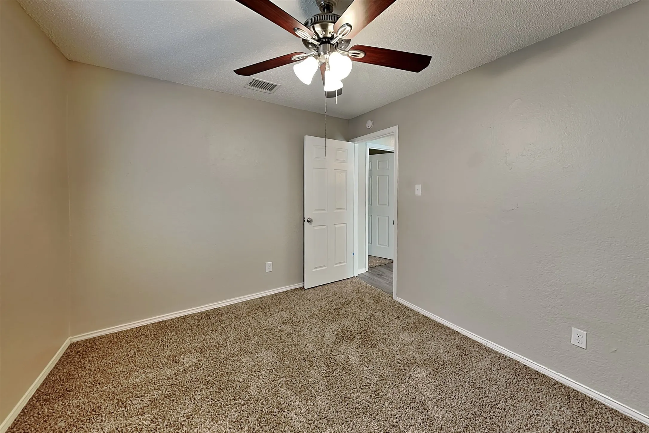 Single Family Residence For Rent in Tarrant County , 6625 Constitution Drive, Watauga, Texas 76148, 3 Bedroom, 2 Bathroom, 2 Garage spaces, 1,449 Sqft, built in 1985, mls#21349495, Real Estate Agent in Watauga, Homes For Rent in Tarrant county, Homes For Rent in Watauga, Realtor in Watauga Texas, Real Estate Brokerage Independent Realty Texas, Luminita Cordes Realtor