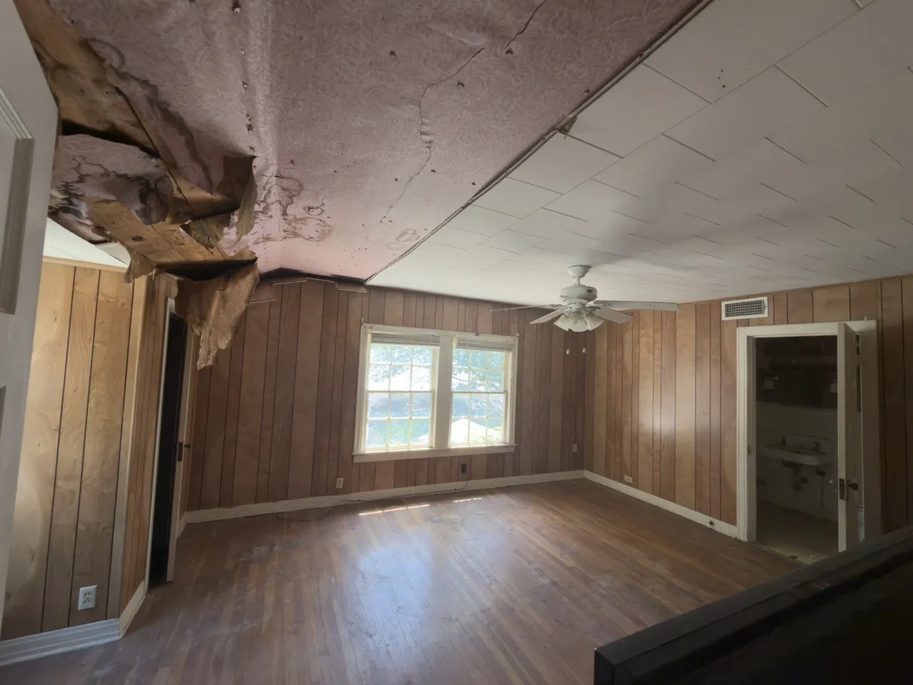 Single Family Residence For Sale in Hunt County , 2309 Mayo Street, Commerce, Texas 75428, 4 Bedroom, 3 Bathroom, 2 Garage spaces, 2,392 Sqft, built in 1959, mls#21349471, Real Estate Agent in Commerce, Homes For Sale in Hunt county, Homes For Sale in Commerce, Realtor in Commerce Texas, Real Estate Brokerage Independent Realty Texas, Luminita Cordes Realtor
