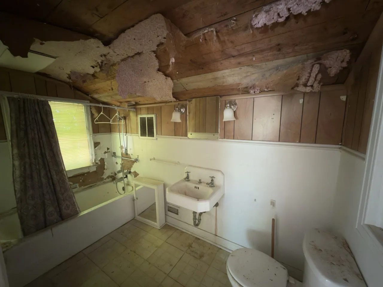 Single Family Residence For Sale in Hunt County , 2309 Mayo Street, Commerce, Texas 75428, 4 Bedroom, 3 Bathroom, 2 Garage spaces, 2,392 Sqft, built in 1959, mls#21349471, Real Estate Agent in Commerce, Homes For Sale in Hunt county, Homes For Sale in Commerce, Realtor in Commerce Texas, Real Estate Brokerage Independent Realty Texas, Luminita Cordes Realtor