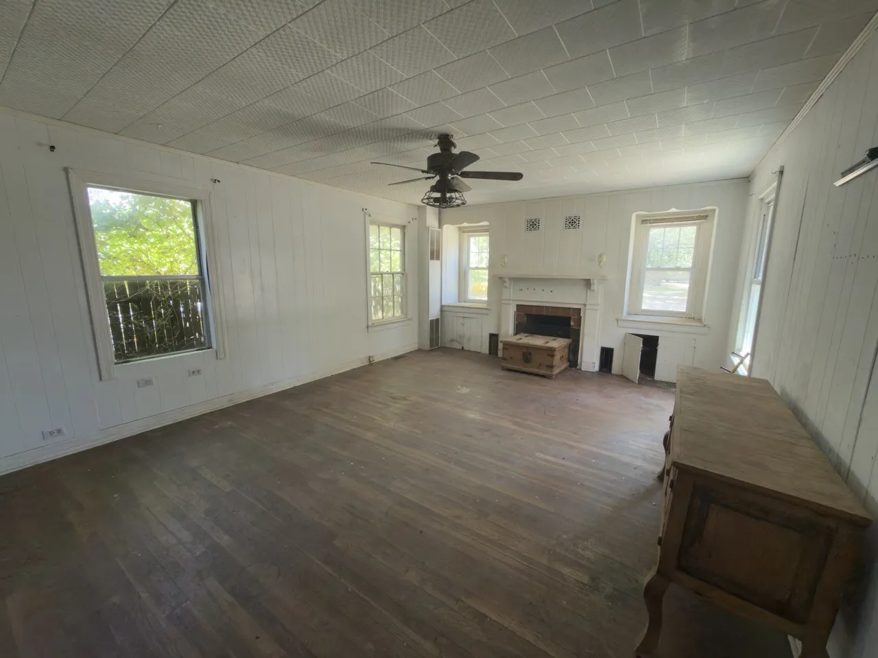 Single Family Residence For Sale in Hunt County , 2309 Mayo Street, Commerce, Texas 75428, 4 Bedroom, 3 Bathroom, 2 Garage spaces, 2,392 Sqft, built in 1959, mls#21349471, Real Estate Agent in Commerce, Homes For Sale in Hunt county, Homes For Sale in Commerce, Realtor in Commerce Texas, Real Estate Brokerage Independent Realty Texas, Luminita Cordes Realtor
