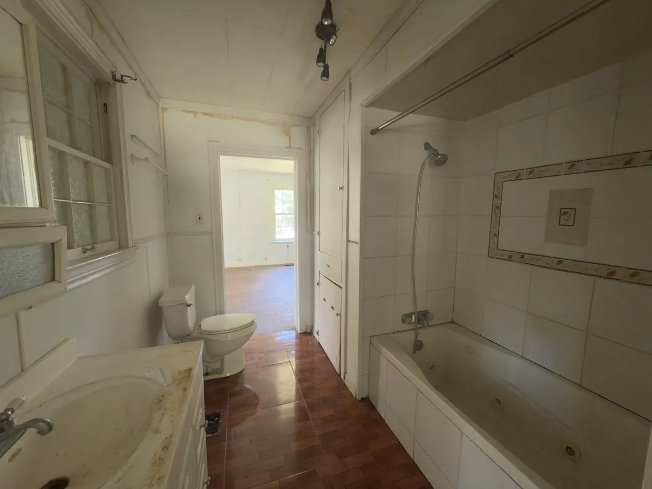 Single Family Residence For Sale in Hunt County , 2309 Mayo Street, Commerce, Texas 75428, 4 Bedroom, 3 Bathroom, 2 Garage spaces, 2,392 Sqft, built in 1959, mls#21349471, Real Estate Agent in Commerce, Homes For Sale in Hunt county, Homes For Sale in Commerce, Realtor in Commerce Texas, Real Estate Brokerage Independent Realty Texas, Luminita Cordes Realtor