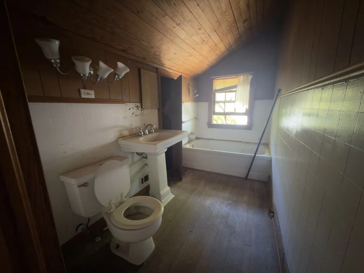 Single Family Residence For Sale in Hunt County , 2309 Mayo Street, Commerce, Texas 75428, 4 Bedroom, 3 Bathroom, 2 Garage spaces, 2,392 Sqft, built in 1959, mls#21349471, Real Estate Agent in Commerce, Homes For Sale in Hunt county, Homes For Sale in Commerce, Realtor in Commerce Texas, Real Estate Brokerage Independent Realty Texas, Luminita Cordes Realtor