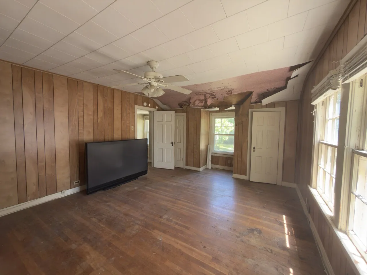 Single Family Residence For Sale in Hunt County , 2309 Mayo Street, Commerce, Texas 75428, 4 Bedroom, 3 Bathroom, 2 Garage spaces, 2,392 Sqft, built in 1959, mls#21349471, Real Estate Agent in Commerce, Homes For Sale in Hunt county, Homes For Sale in Commerce, Realtor in Commerce Texas, Real Estate Brokerage Independent Realty Texas, Luminita Cordes Realtor