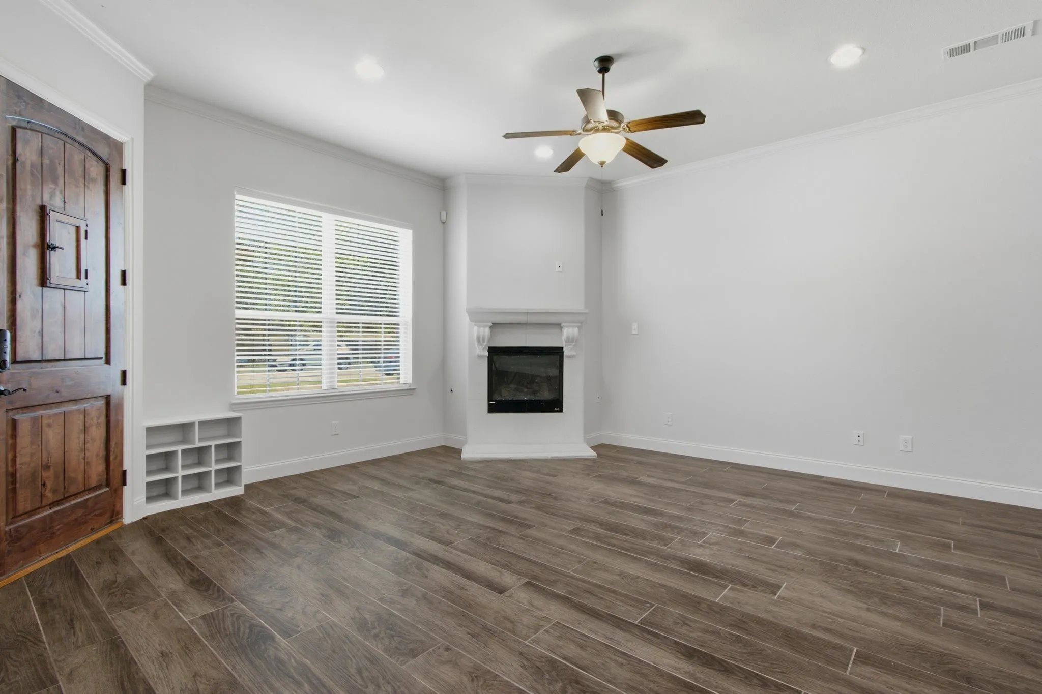 Townhouse For Sale in Dallas County , 4818 Empire Way, Irving, Texas 75038, 3 Bedroom, 3 Bathroom, 2 Garage spaces, 1,864 Sqft, built in 2016, mls#21349421, Real Estate Agent in Irving, Homes For Sale in Dallas county, Homes For Sale in Irving, Realtor in Irving Texas, Real Estate Brokerage Independent Realty Texas, Luminita Cordes Realtor