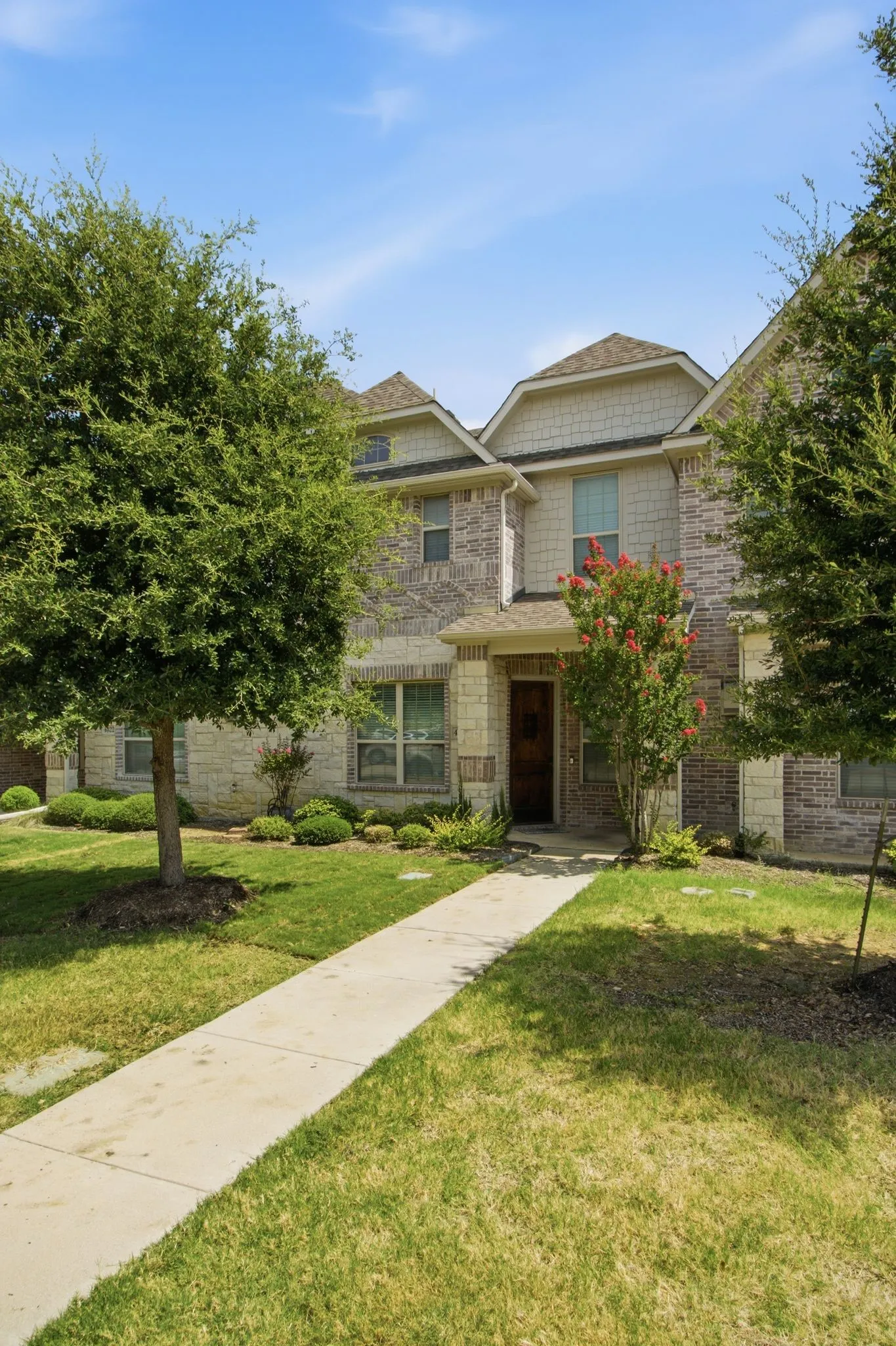 Townhouse For Sale in Dallas County , 4818 Empire Way, Irving, Texas 75038, 3 Bedroom, 3 Bathroom, 2 Garage spaces, 1,864 Sqft, built in 2016, mls#21349421, Real Estate Agent in Irving, Homes For Sale in Dallas county, Homes For Sale in Irving, Realtor in Irving Texas, Real Estate Brokerage Independent Realty Texas, Luminita Cordes Realtor