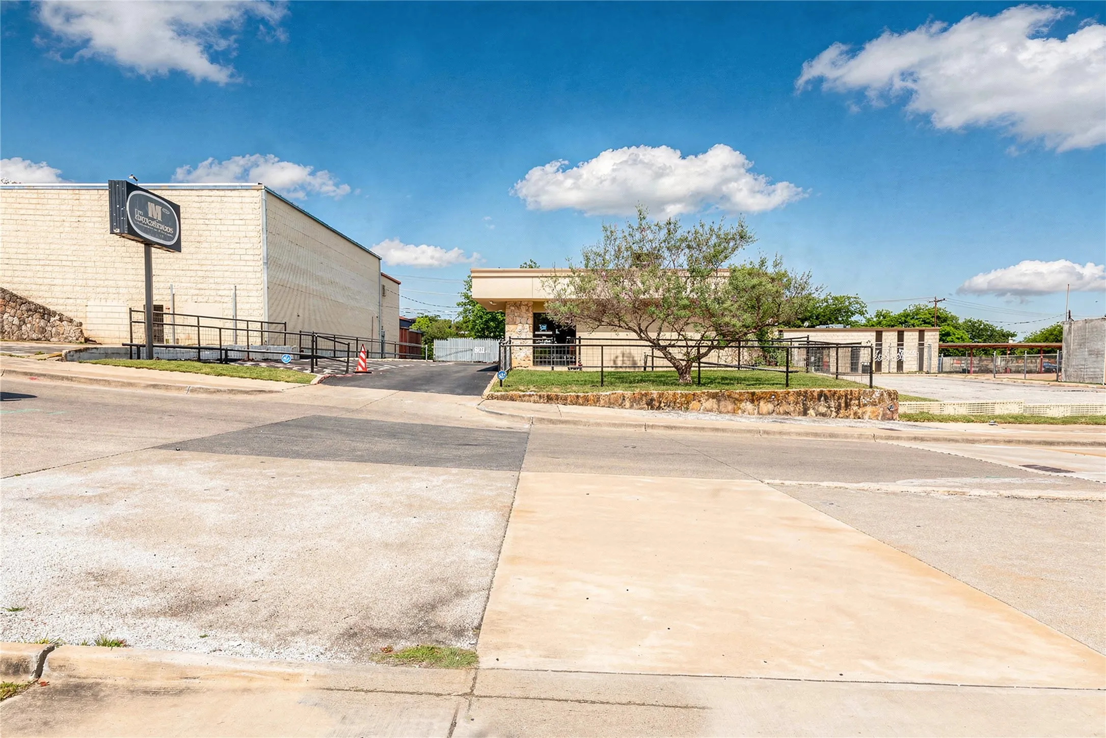 Office For Rent in Tarrant County , 5316 Woodway Drive, Fort Worth, Texas 76133, 0, 0, Garage spaces, 0 Sqft, built in 1971, Price $2,364, mls#21348959, Real Estate Agent in Fort Worth, Homes For Rent in Tarrant county, Homes For Rent in Fort Worth, Realtor in Fort Worth Texas, Real Estate Brokerage Independent Realty Texas, Luminita Cordes Realtor