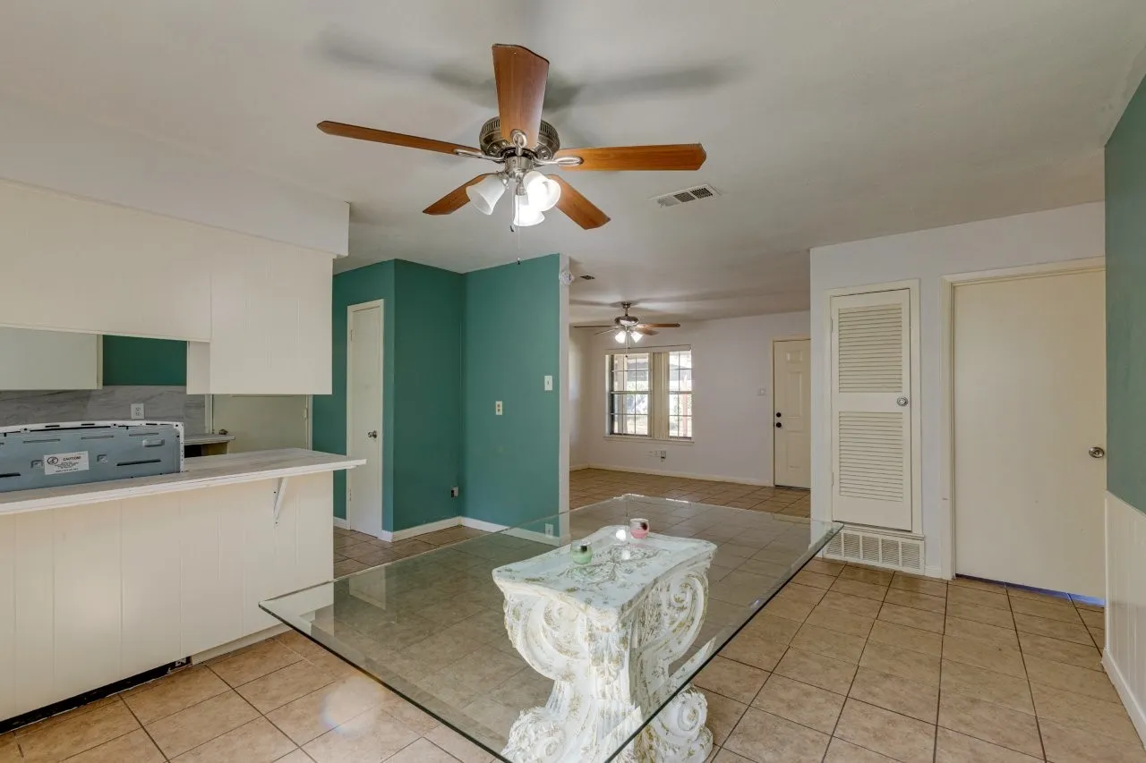 Single Family Residence For Sale in Tarrant County , 337 Langley Avenue, Everman, Texas 76140, 3 Bedroom, 2 Bathroom, 2 Garage spaces, 1,068 Sqft, built in 1968, mls#21347977, Real Estate Agent in Everman, Homes For Sale in Tarrant county, Homes For Sale in Everman, Realtor in Everman Texas, Real Estate Brokerage Independent Realty Texas, Luminita Cordes Realtor
