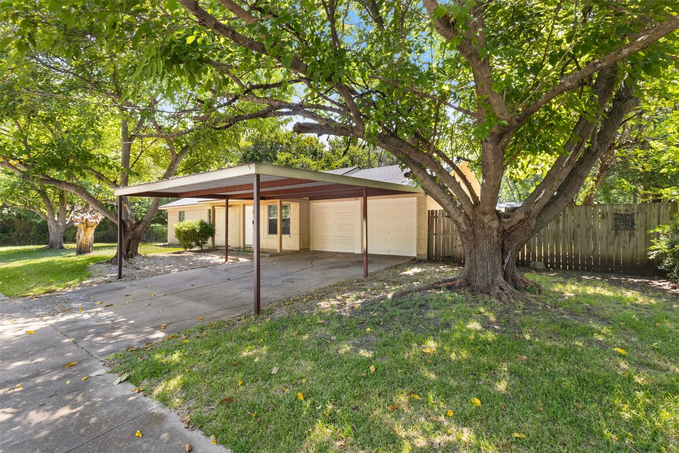 Single Family Residence For Sale in Tarrant County , 337 Langley Avenue, Everman, Texas 76140, 3 Bedroom, 2 Bathroom, 2 Garage spaces, 1,068 Sqft, built in 1968, mls#21347977, Real Estate Agent in Everman, Homes For Sale in Tarrant county, Homes For Sale in Everman, Realtor in Everman Texas, Real Estate Brokerage Independent Realty Texas, Luminita Cordes Realtor