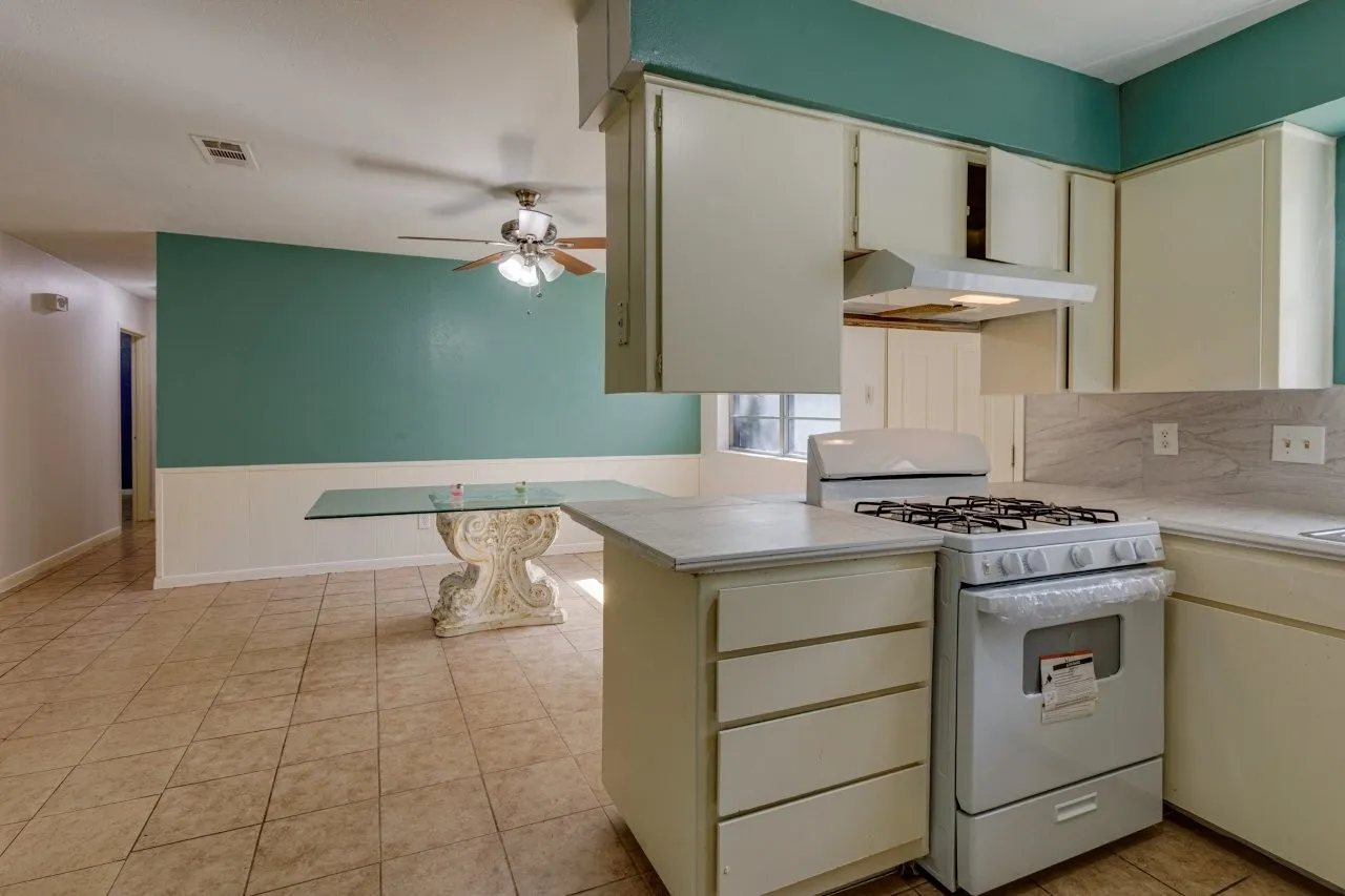 Single Family Residence For Sale in Tarrant County , 337 Langley Avenue, Everman, Texas 76140, 3 Bedroom, 2 Bathroom, 2 Garage spaces, 1,068 Sqft, built in 1968, mls#21347977, Real Estate Agent in Everman, Homes For Sale in Tarrant county, Homes For Sale in Everman, Realtor in Everman Texas, Real Estate Brokerage Independent Realty Texas, Luminita Cordes Realtor
