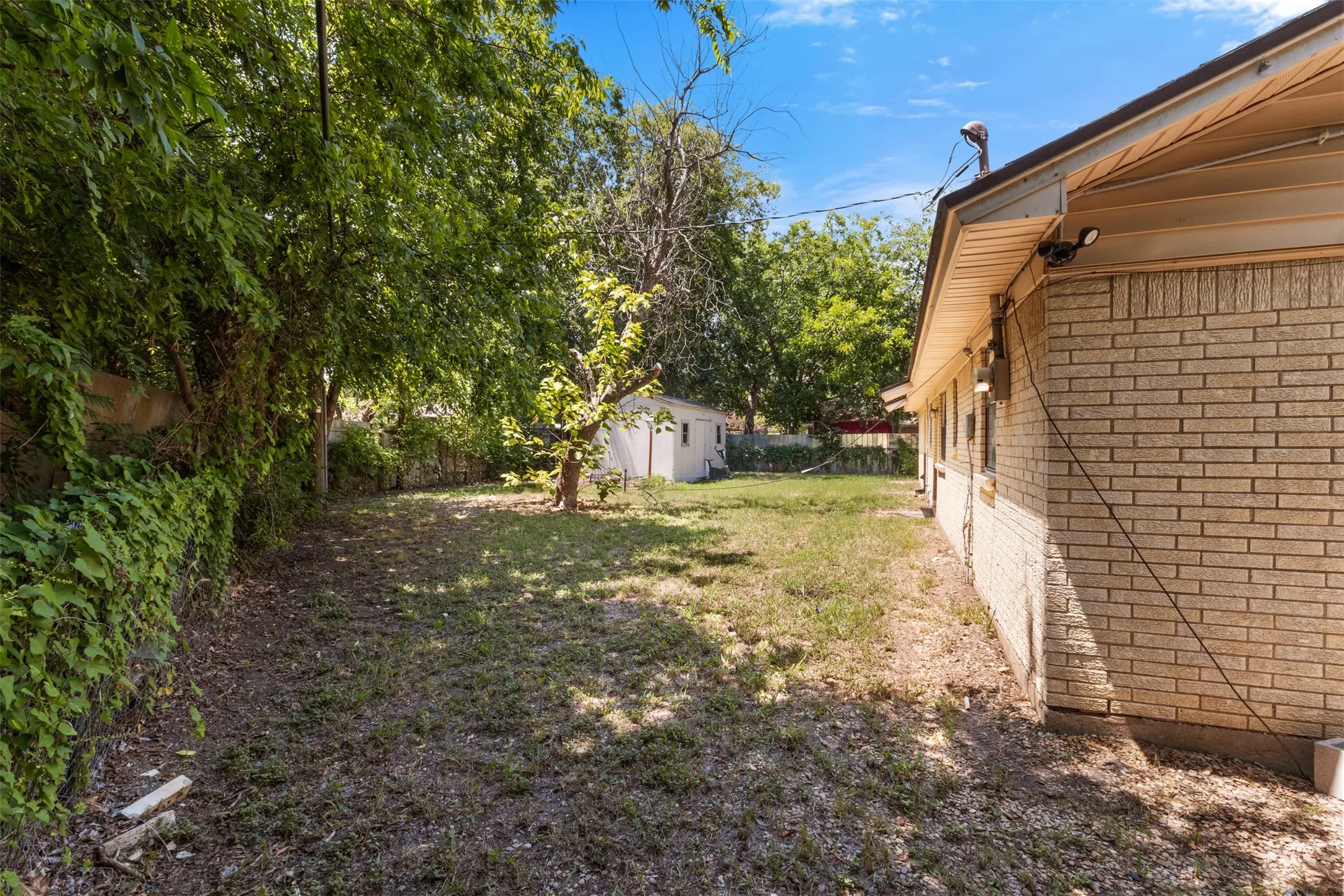 Single Family Residence For Sale in Tarrant County , 337 Langley Avenue, Everman, Texas 76140, 3 Bedroom, 2 Bathroom, 2 Garage spaces, 1,068 Sqft, built in 1968, mls#21347977, Real Estate Agent in Everman, Homes For Sale in Tarrant county, Homes For Sale in Everman, Realtor in Everman Texas, Real Estate Brokerage Independent Realty Texas, Luminita Cordes Realtor