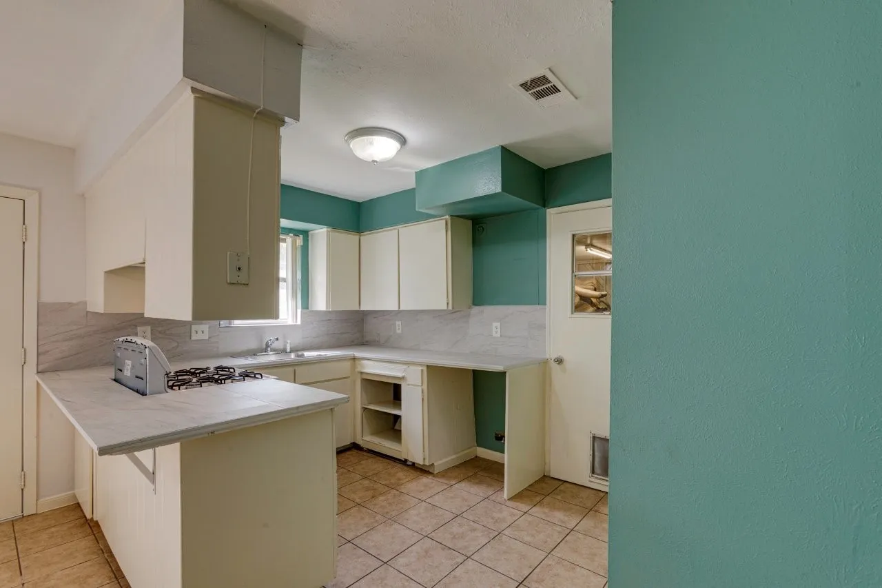 Single Family Residence For Sale in Tarrant County , 337 Langley Avenue, Everman, Texas 76140, 3 Bedroom, 2 Bathroom, 2 Garage spaces, 1,068 Sqft, built in 1968, mls#21347977, Real Estate Agent in Everman, Homes For Sale in Tarrant county, Homes For Sale in Everman, Realtor in Everman Texas, Real Estate Brokerage Independent Realty Texas, Luminita Cordes Realtor