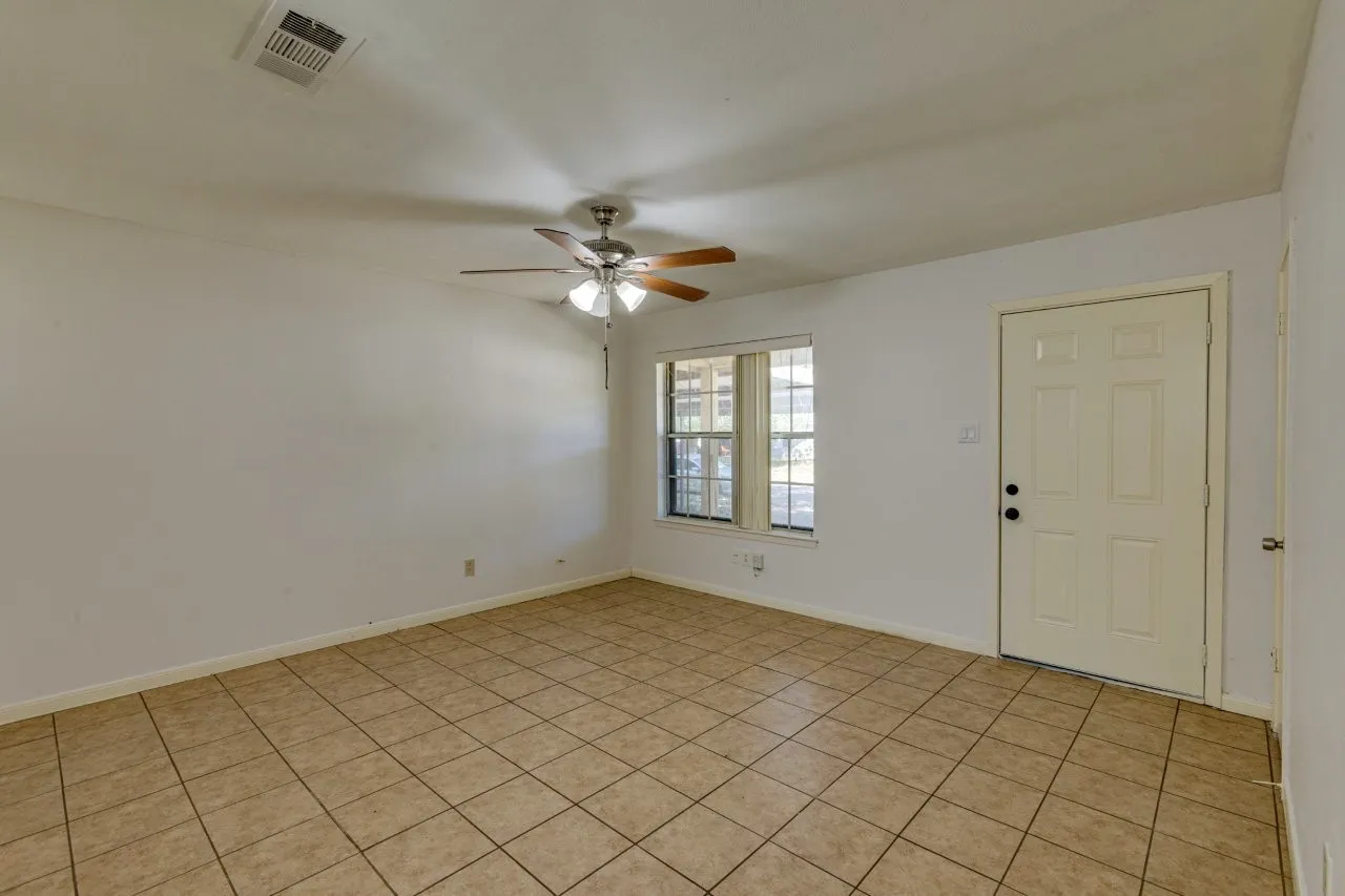 Single Family Residence For Sale in Tarrant County , 337 Langley Avenue, Everman, Texas 76140, 3 Bedroom, 2 Bathroom, 2 Garage spaces, 1,068 Sqft, built in 1968, mls#21347977, Real Estate Agent in Everman, Homes For Sale in Tarrant county, Homes For Sale in Everman, Realtor in Everman Texas, Real Estate Brokerage Independent Realty Texas, Luminita Cordes Realtor