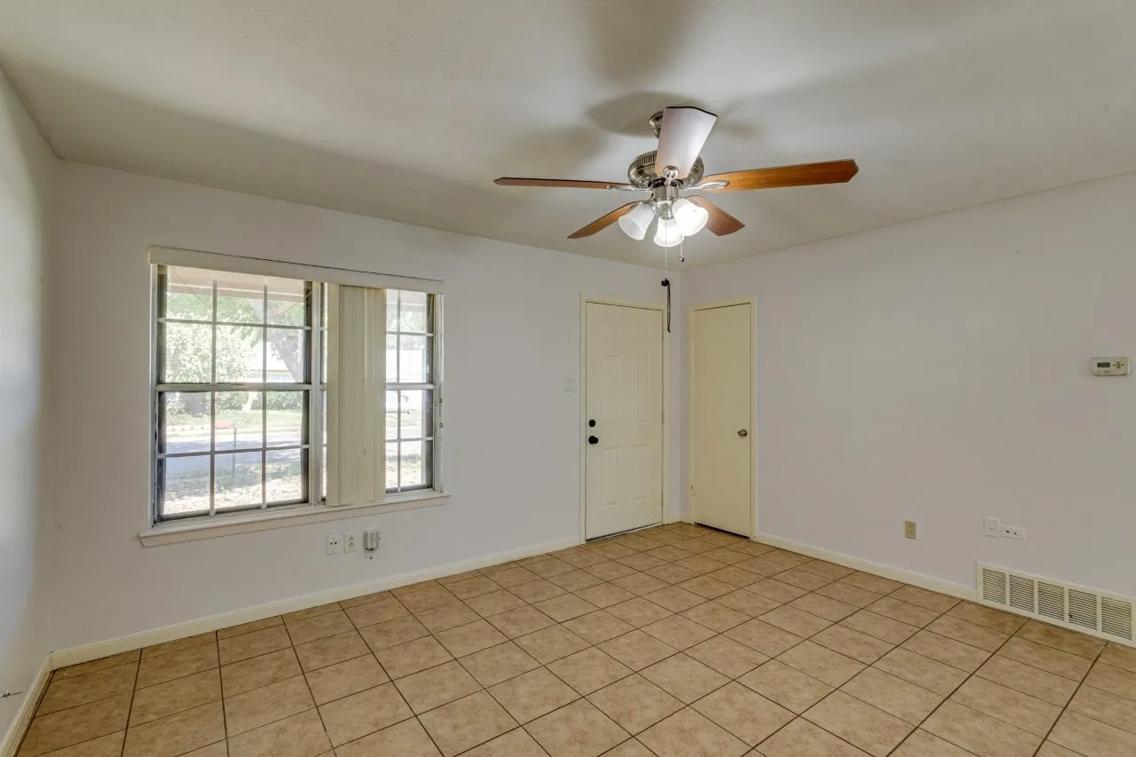 Single Family Residence For Sale in Tarrant County , 337 Langley Avenue, Everman, Texas 76140, 3 Bedroom, 2 Bathroom, 2 Garage spaces, 1,068 Sqft, built in 1968, mls#21347977, Real Estate Agent in Everman, Homes For Sale in Tarrant county, Homes For Sale in Everman, Realtor in Everman Texas, Real Estate Brokerage Independent Realty Texas, Luminita Cordes Realtor