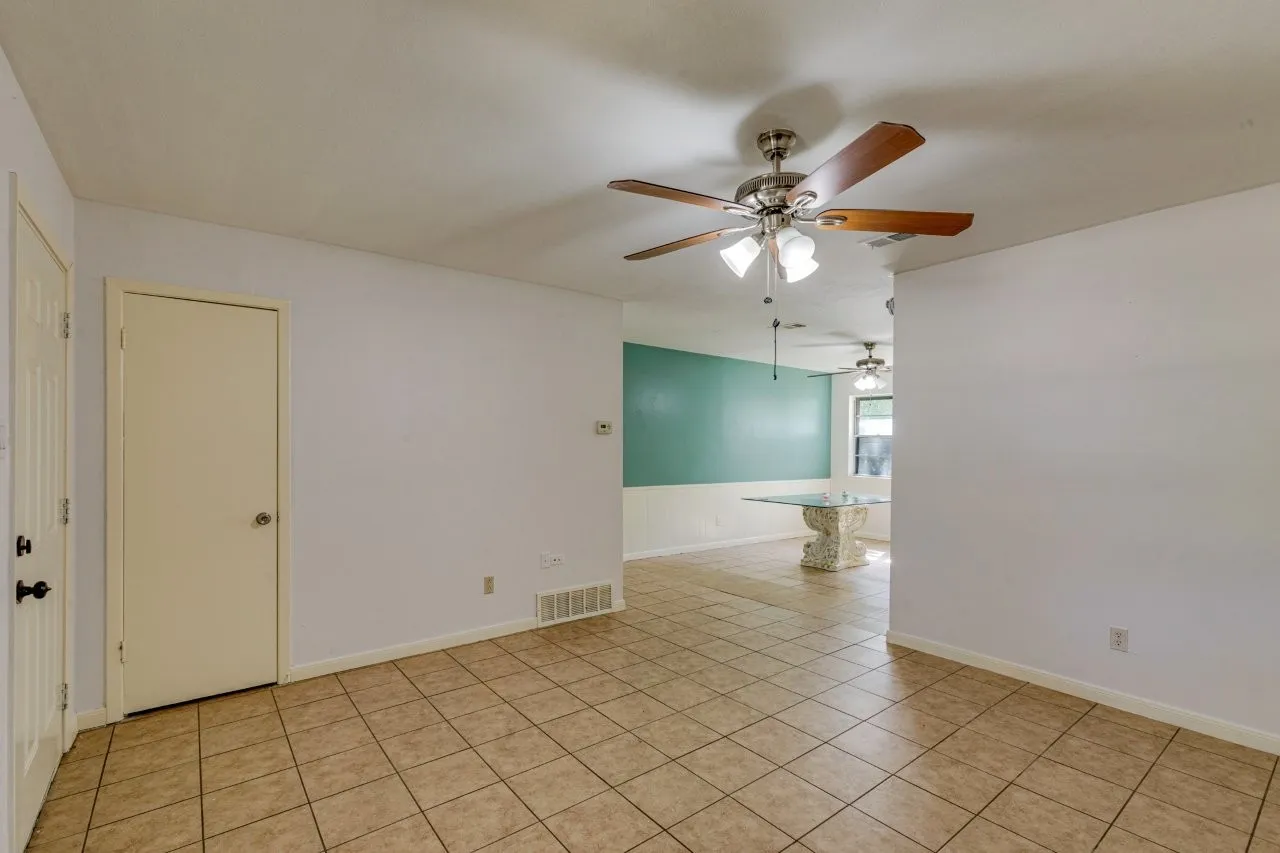 Single Family Residence For Sale in Tarrant County , 337 Langley Avenue, Everman, Texas 76140, 3 Bedroom, 2 Bathroom, 2 Garage spaces, 1,068 Sqft, built in 1968, mls#21347977, Real Estate Agent in Everman, Homes For Sale in Tarrant county, Homes For Sale in Everman, Realtor in Everman Texas, Real Estate Brokerage Independent Realty Texas, Luminita Cordes Realtor