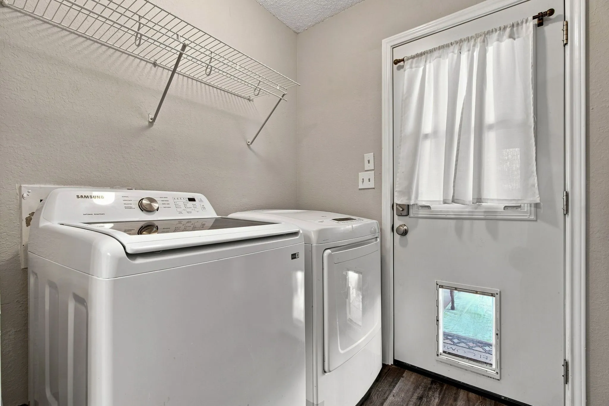 Single Family Residence For Sale in Dallas County , 506 W Warrior Trail, Grand Prairie, Texas 75052, 3 Bedroom, 2 Bathroom, 2 Garage spaces, 1,165 Sqft, built in 1985, mls#21348838, Real Estate Agent in Grand Prairie, Homes For Sale in Dallas county, Homes For Sale in Grand Prairie, Realtor in Grand Prairie Texas, Real Estate Brokerage Independent Realty Texas, Luminita Cordes Realtor