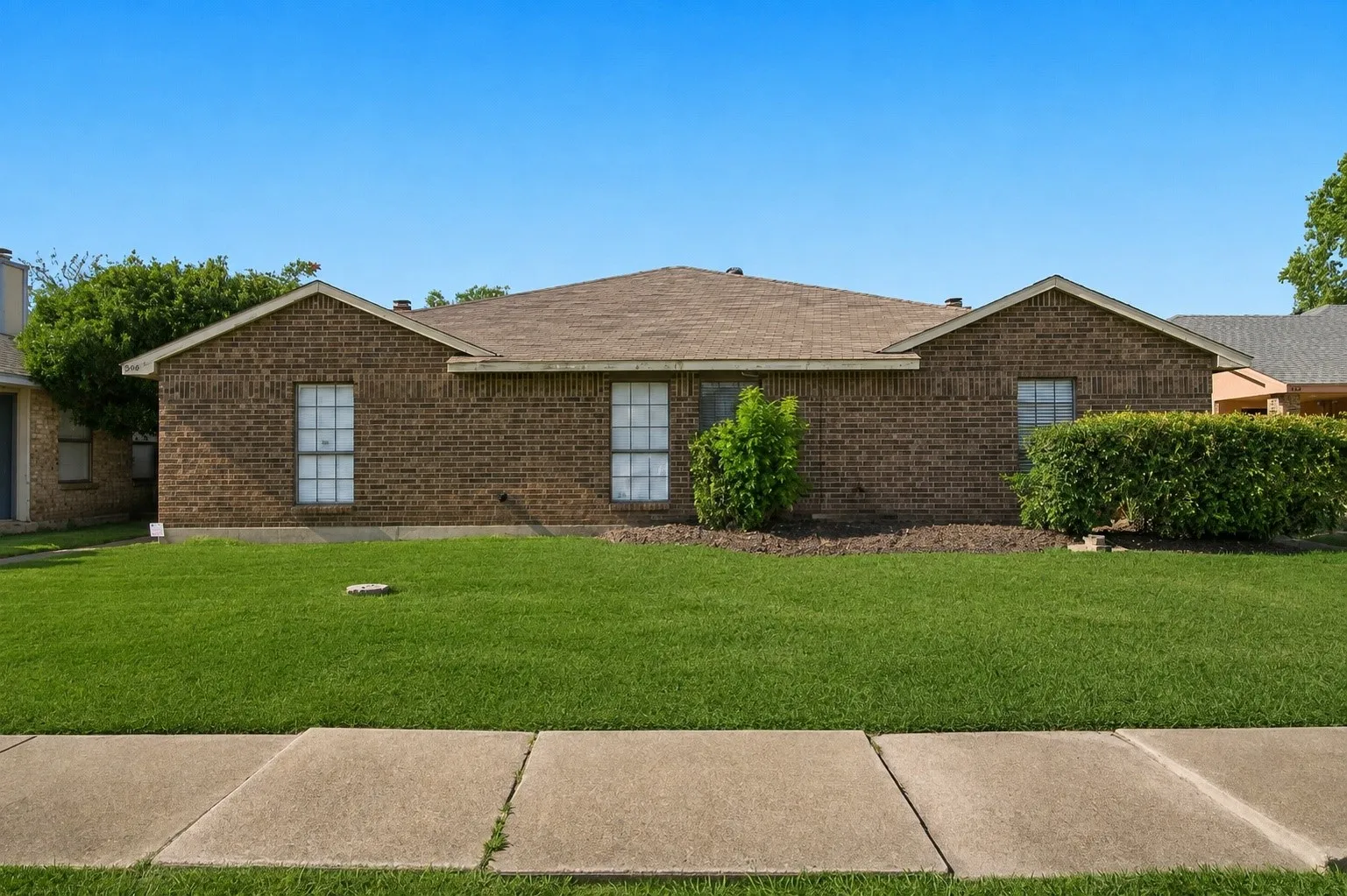 Single Family Residence For Sale in Dallas County , 506 W Warrior Trail, Grand Prairie, Texas 75052, 3 Bedroom, 2 Bathroom, 2 Garage spaces, 1,165 Sqft, built in 1985, mls#21348838, Real Estate Agent in Grand Prairie, Homes For Sale in Dallas county, Homes For Sale in Grand Prairie, Realtor in Grand Prairie Texas, Real Estate Brokerage Independent Realty Texas, Luminita Cordes Realtor