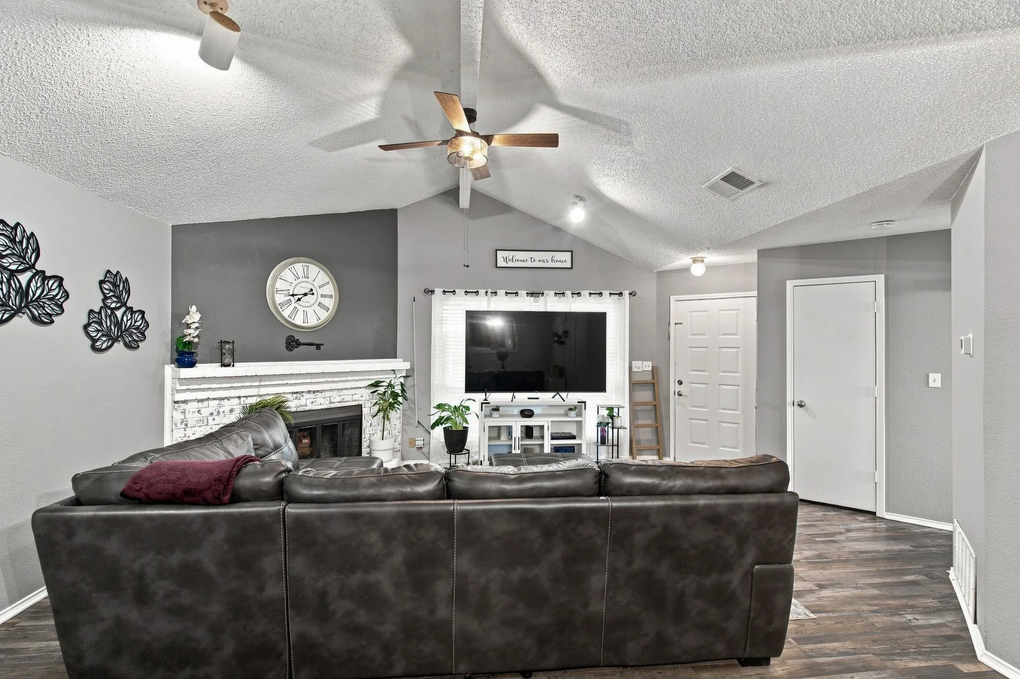 Single Family Residence For Sale in Dallas County , 506 W Warrior Trail, Grand Prairie, Texas 75052, 3 Bedroom, 2 Bathroom, 2 Garage spaces, 1,165 Sqft, built in 1985, mls#21348838, Real Estate Agent in Grand Prairie, Homes For Sale in Dallas county, Homes For Sale in Grand Prairie, Realtor in Grand Prairie Texas, Real Estate Brokerage Independent Realty Texas, Luminita Cordes Realtor