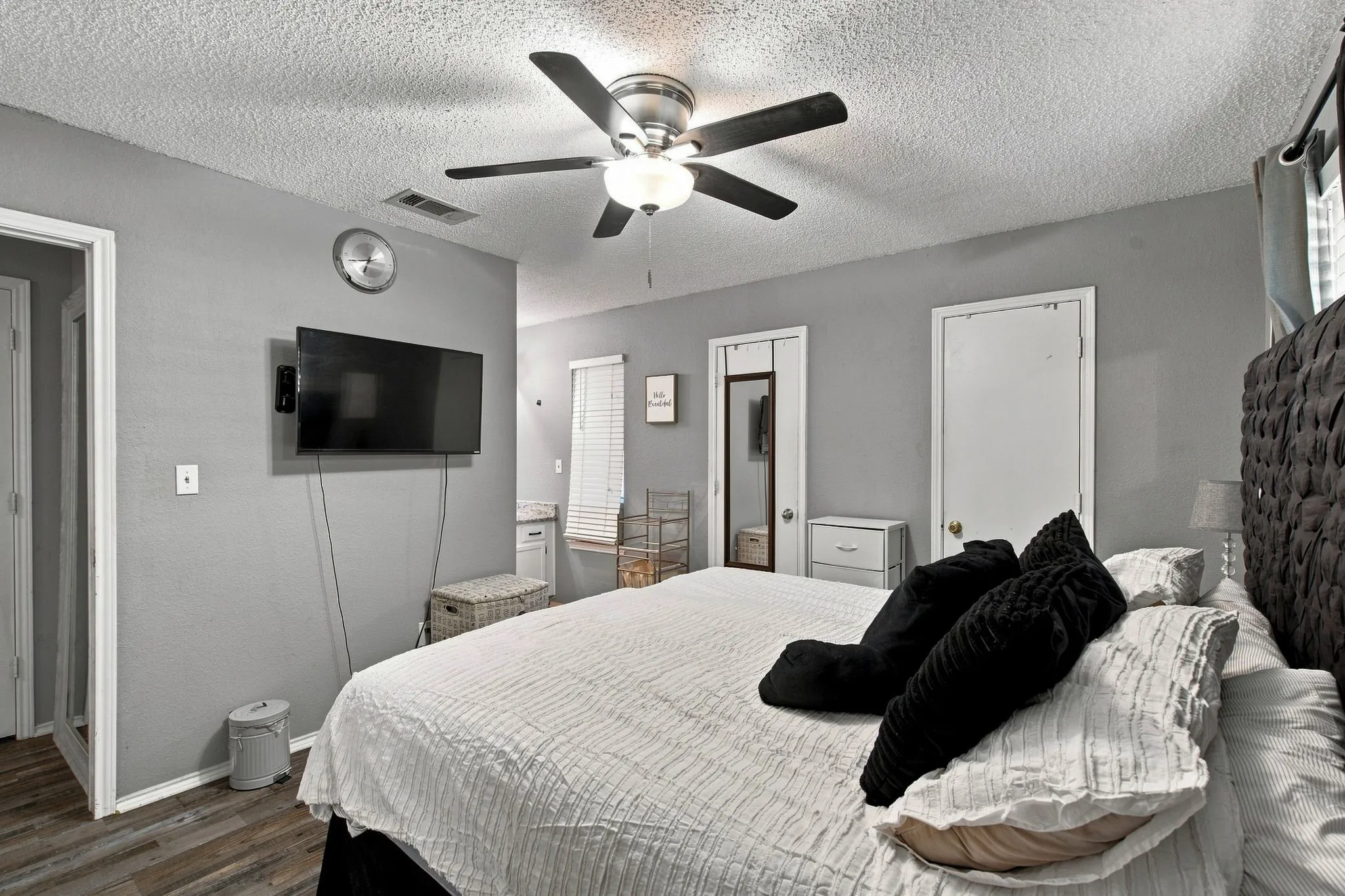Single Family Residence For Sale in Dallas County , 506 W Warrior Trail, Grand Prairie, Texas 75052, 3 Bedroom, 2 Bathroom, 2 Garage spaces, 1,165 Sqft, built in 1985, mls#21348838, Real Estate Agent in Grand Prairie, Homes For Sale in Dallas county, Homes For Sale in Grand Prairie, Realtor in Grand Prairie Texas, Real Estate Brokerage Independent Realty Texas, Luminita Cordes Realtor