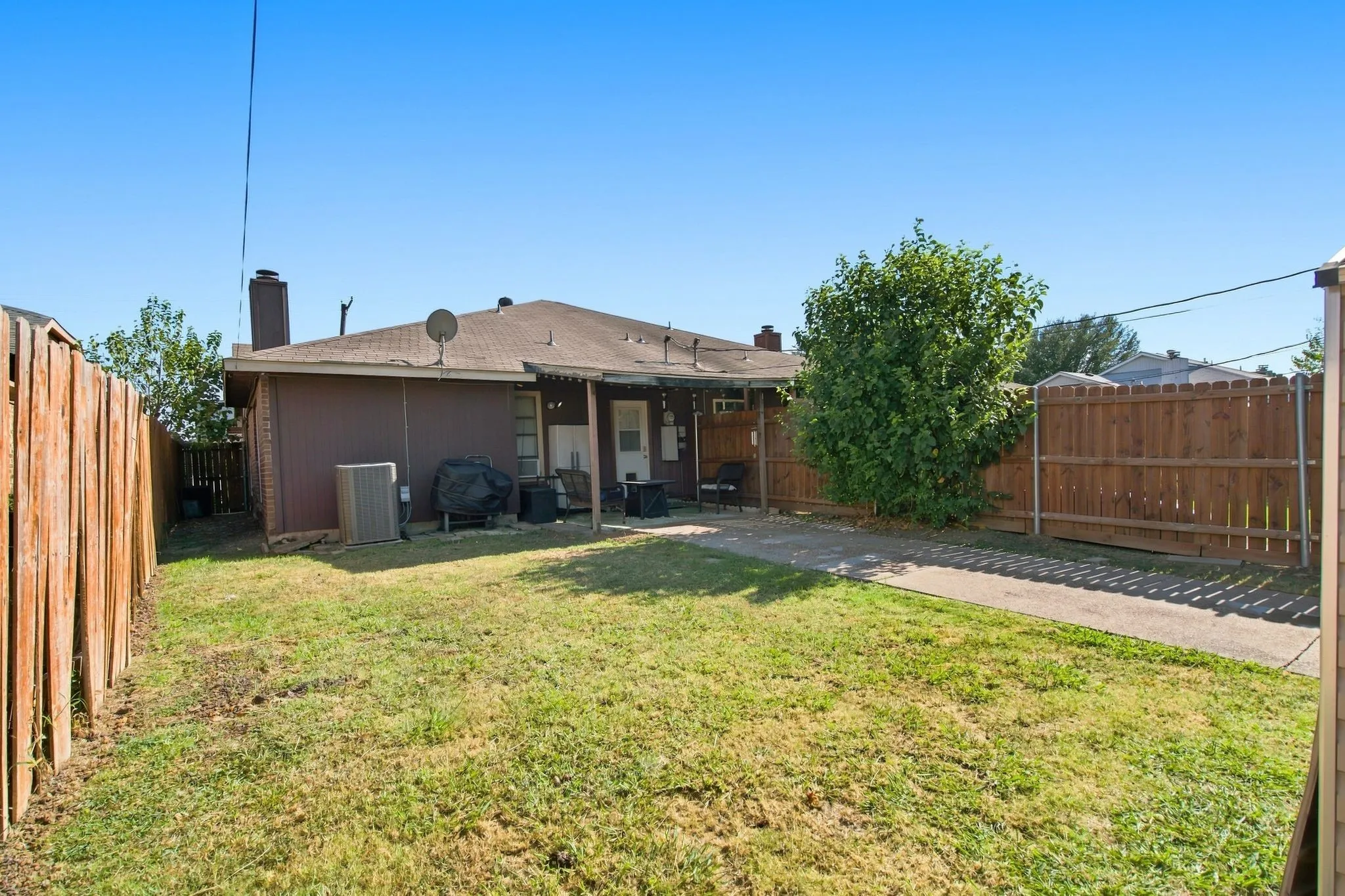 Single Family Residence For Sale in Dallas County , 506 W Warrior Trail, Grand Prairie, Texas 75052, 3 Bedroom, 2 Bathroom, 2 Garage spaces, 1,165 Sqft, built in 1985, mls#21348838, Real Estate Agent in Grand Prairie, Homes For Sale in Dallas county, Homes For Sale in Grand Prairie, Realtor in Grand Prairie Texas, Real Estate Brokerage Independent Realty Texas, Luminita Cordes Realtor