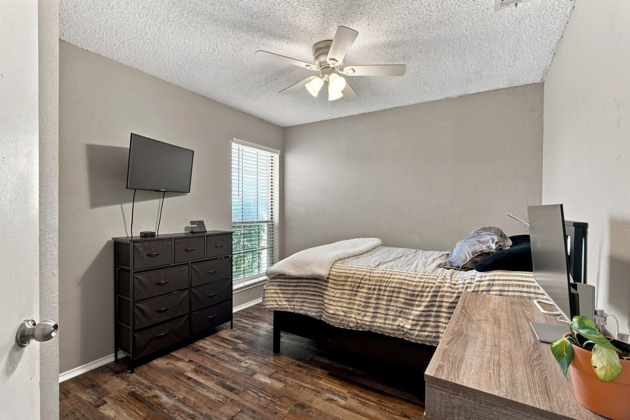 Single Family Residence For Sale in Dallas County , 506 W Warrior Trail, Grand Prairie, Texas 75052, 3 Bedroom, 2 Bathroom, 2 Garage spaces, 1,165 Sqft, built in 1985, mls#21348838, Real Estate Agent in Grand Prairie, Homes For Sale in Dallas county, Homes For Sale in Grand Prairie, Realtor in Grand Prairie Texas, Real Estate Brokerage Independent Realty Texas, Luminita Cordes Realtor