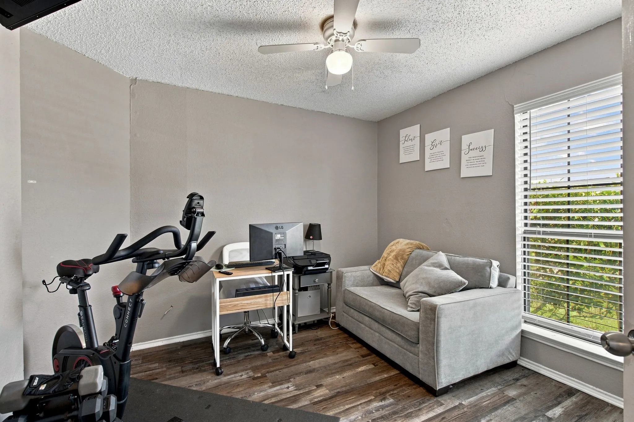 Single Family Residence For Sale in Dallas County , 506 W Warrior Trail, Grand Prairie, Texas 75052, 3 Bedroom, 2 Bathroom, 2 Garage spaces, 1,165 Sqft, built in 1985, mls#21348838, Real Estate Agent in Grand Prairie, Homes For Sale in Dallas county, Homes For Sale in Grand Prairie, Realtor in Grand Prairie Texas, Real Estate Brokerage Independent Realty Texas, Luminita Cordes Realtor