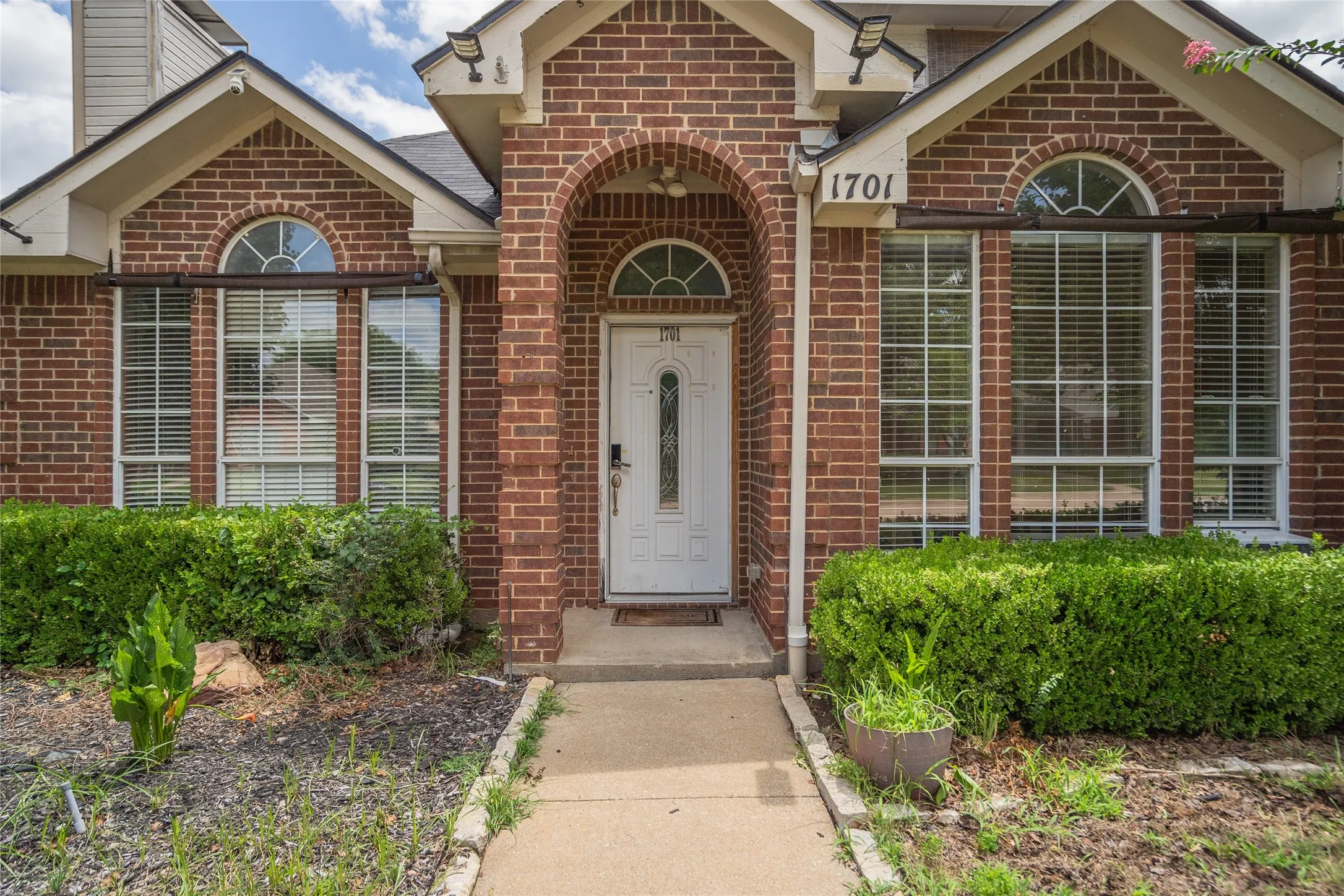 Single Family Residence For Rent in Denton County , 1701 Creekway Drive, Lewisville, Texas 75067, 3 Bedroom, 3 Bathroom, 2 Garage spaces, 1,940 Sqft, built in 1994, mls#21347821, Real Estate Agent in Lewisville, Homes For Rent in Denton county, Homes For Rent in Lewisville, Realtor in Lewisville Texas, Real Estate Brokerage Independent Realty Texas, Luminita Cordes Realtor