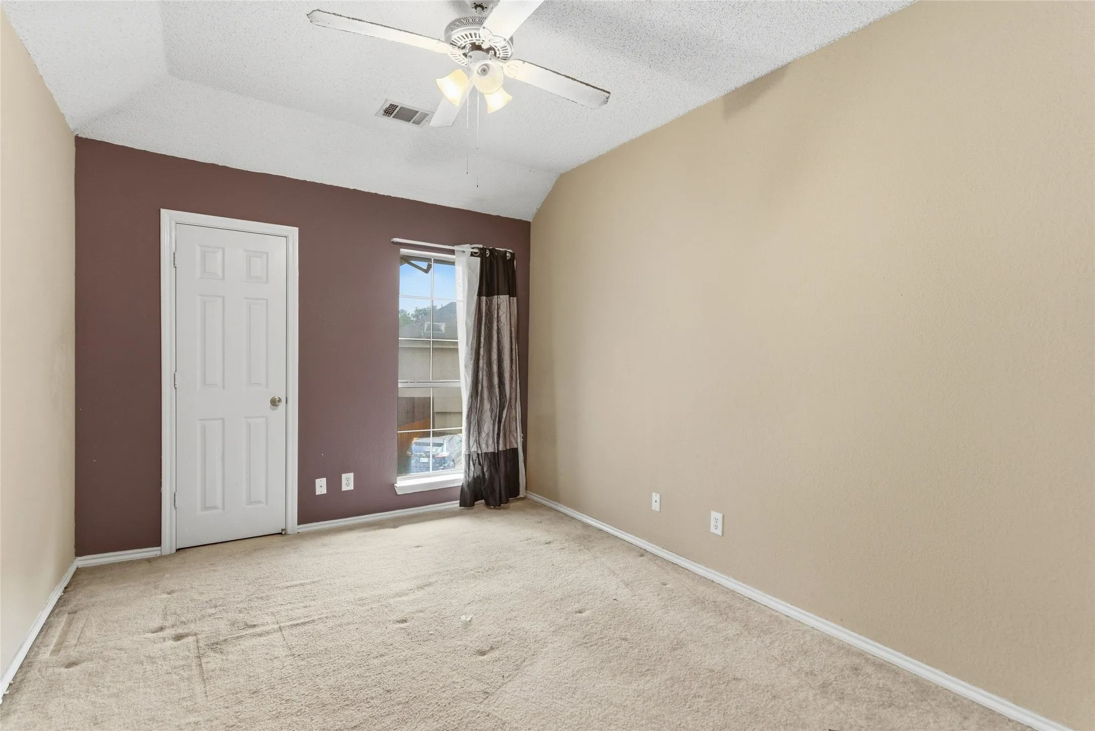 Single Family Residence For Rent in Denton County , 1701 Creekway Drive, Lewisville, Texas 75067, 3 Bedroom, 3 Bathroom, 2 Garage spaces, 1,940 Sqft, built in 1994, mls#21347821, Real Estate Agent in Lewisville, Homes For Rent in Denton county, Homes For Rent in Lewisville, Realtor in Lewisville Texas, Real Estate Brokerage Independent Realty Texas, Luminita Cordes Realtor