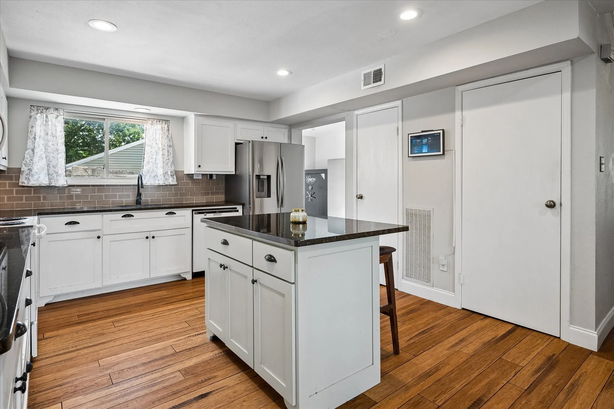 Single Family Residence For Sale in Tarrant County , 109 Clove Lane, Euless, Texas 76039, 3 Bedroom, 3 Bathroom, 2 Garage spaces, 2,024 Sqft, built in 1982, mls#21349530, Real Estate Agent in Euless, Homes For Sale in Tarrant county, Homes For Sale in Euless, Realtor in Euless Texas, Real Estate Brokerage Independent Realty Texas, Luminita Cordes Realtor