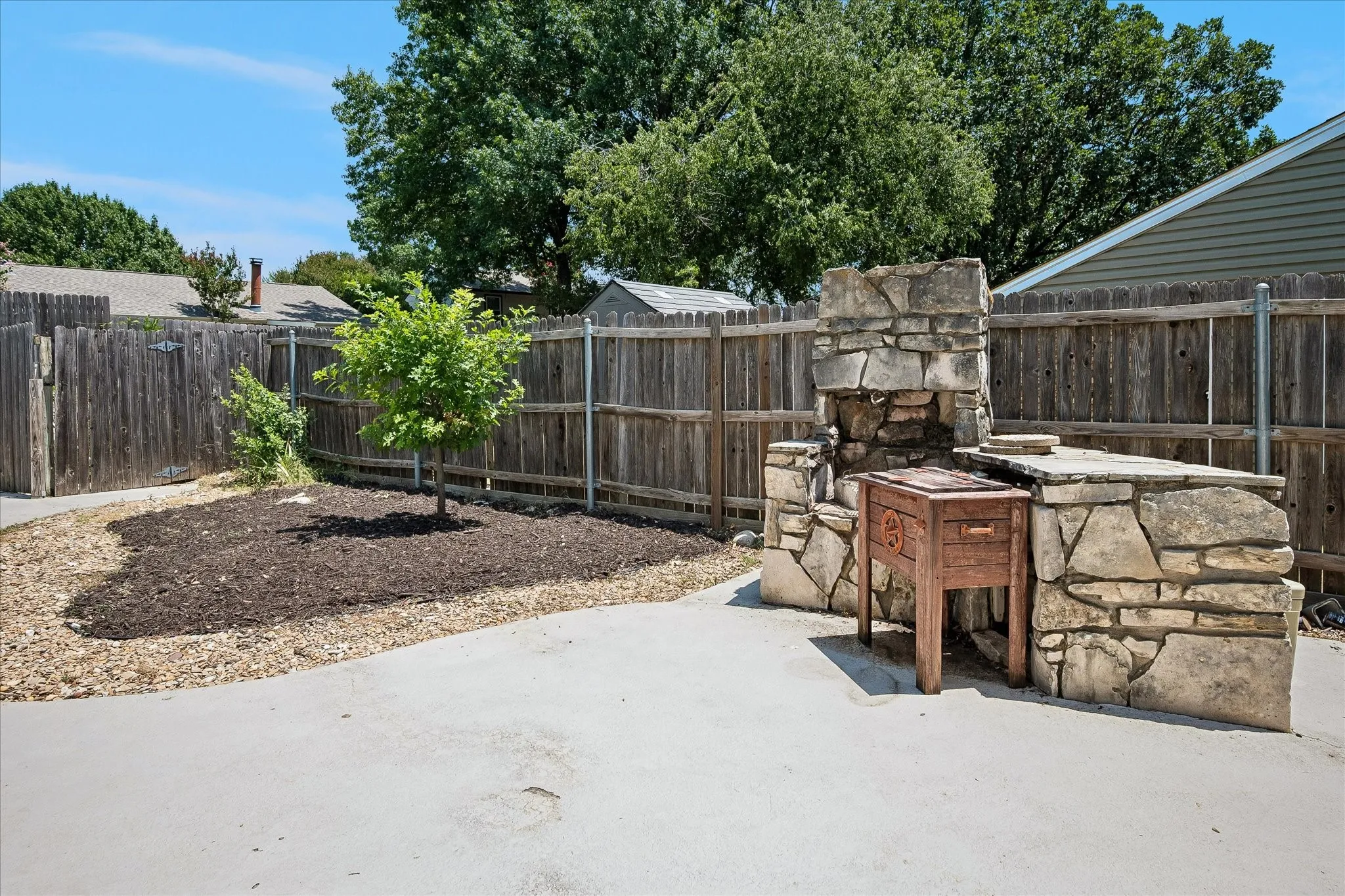 Single Family Residence For Sale in Tarrant County , 109 Clove Lane, Euless, Texas 76039, 3 Bedroom, 3 Bathroom, 2 Garage spaces, 2,024 Sqft, built in 1982, mls#21349530, Real Estate Agent in Euless, Homes For Sale in Tarrant county, Homes For Sale in Euless, Realtor in Euless Texas, Real Estate Brokerage Independent Realty Texas, Luminita Cordes Realtor