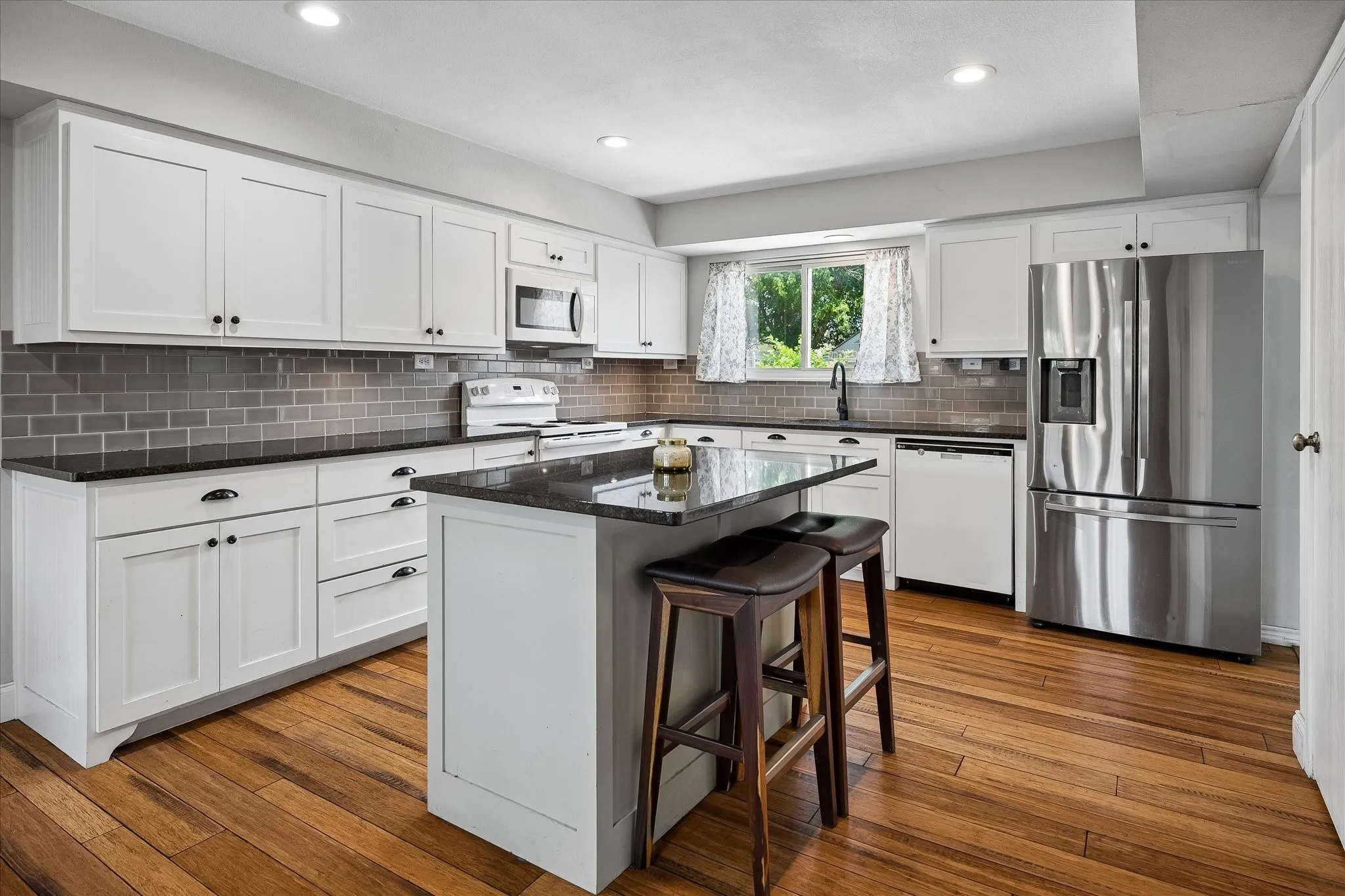 Single Family Residence For Sale in Tarrant County , 109 Clove Lane, Euless, Texas 76039, 3 Bedroom, 3 Bathroom, 2 Garage spaces, 2,024 Sqft, built in 1982, mls#21349530, Real Estate Agent in Euless, Homes For Sale in Tarrant county, Homes For Sale in Euless, Realtor in Euless Texas, Real Estate Brokerage Independent Realty Texas, Luminita Cordes Realtor
