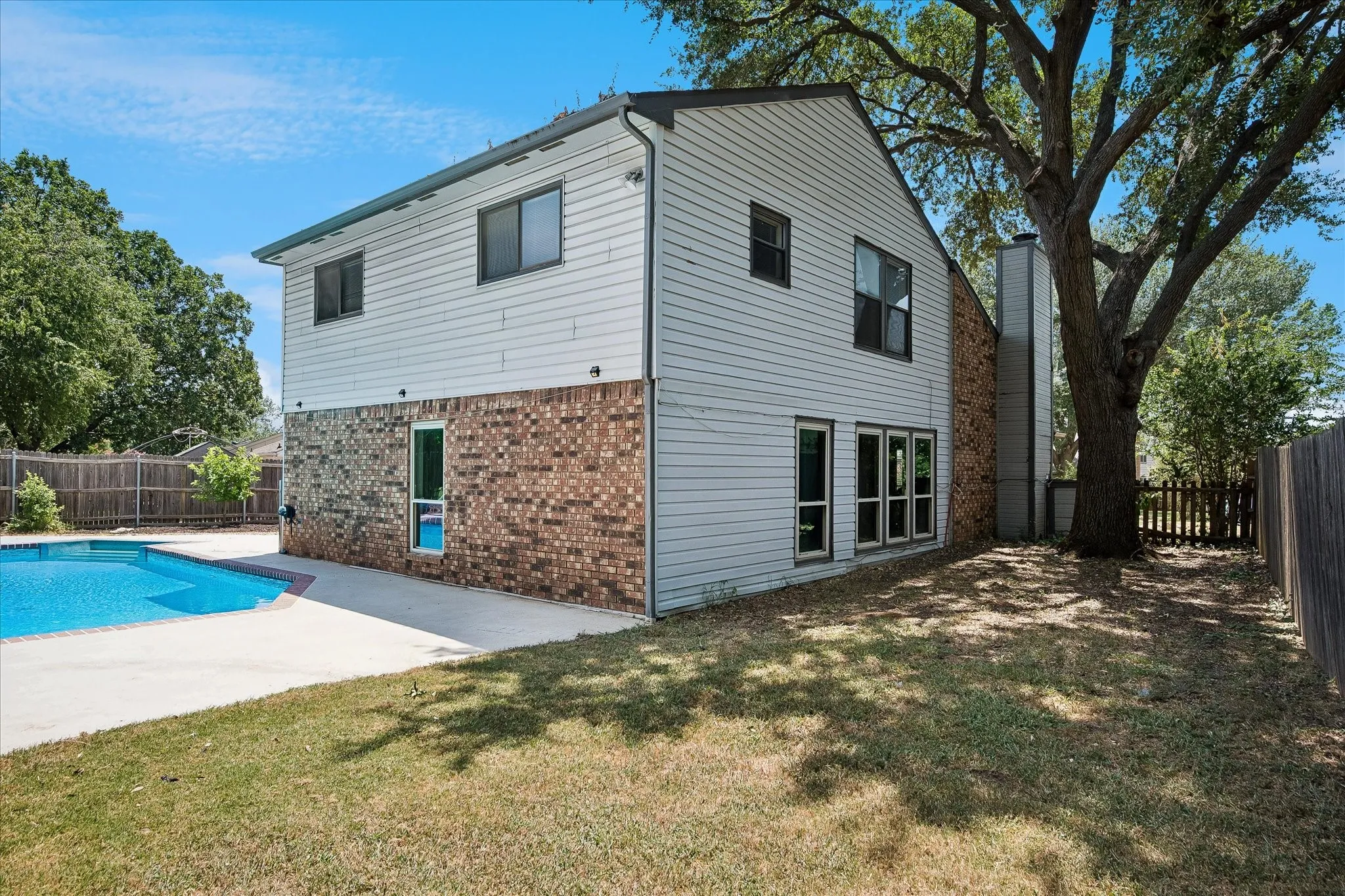 Single Family Residence For Sale in Tarrant County , 109 Clove Lane, Euless, Texas 76039, 3 Bedroom, 3 Bathroom, 2 Garage spaces, 2,024 Sqft, built in 1982, mls#21349530, Real Estate Agent in Euless, Homes For Sale in Tarrant county, Homes For Sale in Euless, Realtor in Euless Texas, Real Estate Brokerage Independent Realty Texas, Luminita Cordes Realtor