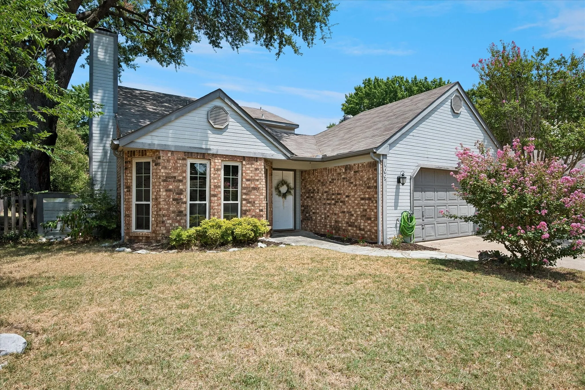 Single Family Residence For Sale in Tarrant County , 109 Clove Lane, Euless, Texas 76039, 3 Bedroom, 3 Bathroom, 2 Garage spaces, 2,024 Sqft, built in 1982, mls#21349530, Real Estate Agent in Euless, Homes For Sale in Tarrant county, Homes For Sale in Euless, Realtor in Euless Texas, Real Estate Brokerage Independent Realty Texas, Luminita Cordes Realtor