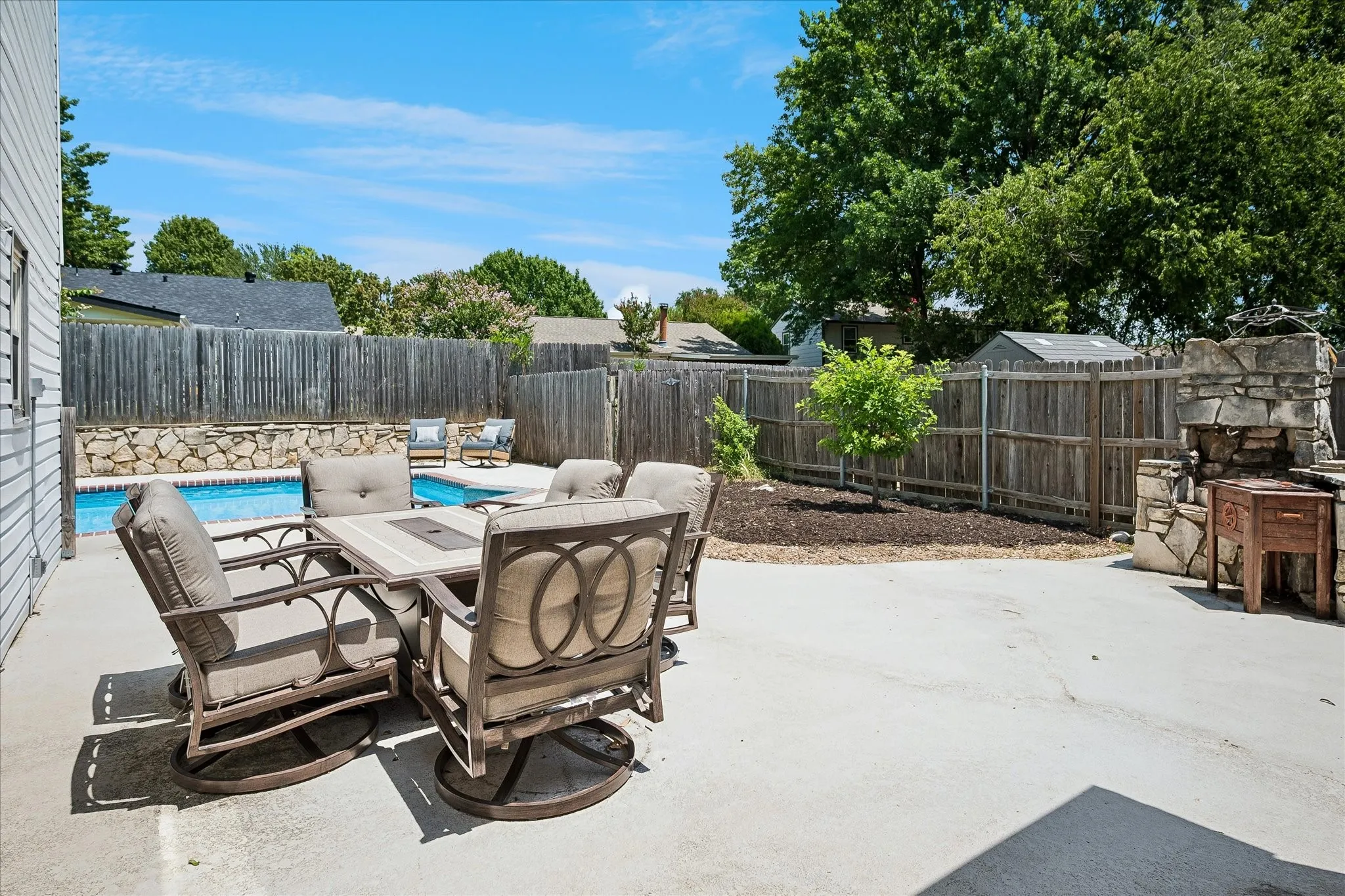 Single Family Residence For Sale in Tarrant County , 109 Clove Lane, Euless, Texas 76039, 3 Bedroom, 3 Bathroom, 2 Garage spaces, 2,024 Sqft, built in 1982, mls#21349530, Real Estate Agent in Euless, Homes For Sale in Tarrant county, Homes For Sale in Euless, Realtor in Euless Texas, Real Estate Brokerage Independent Realty Texas, Luminita Cordes Realtor
