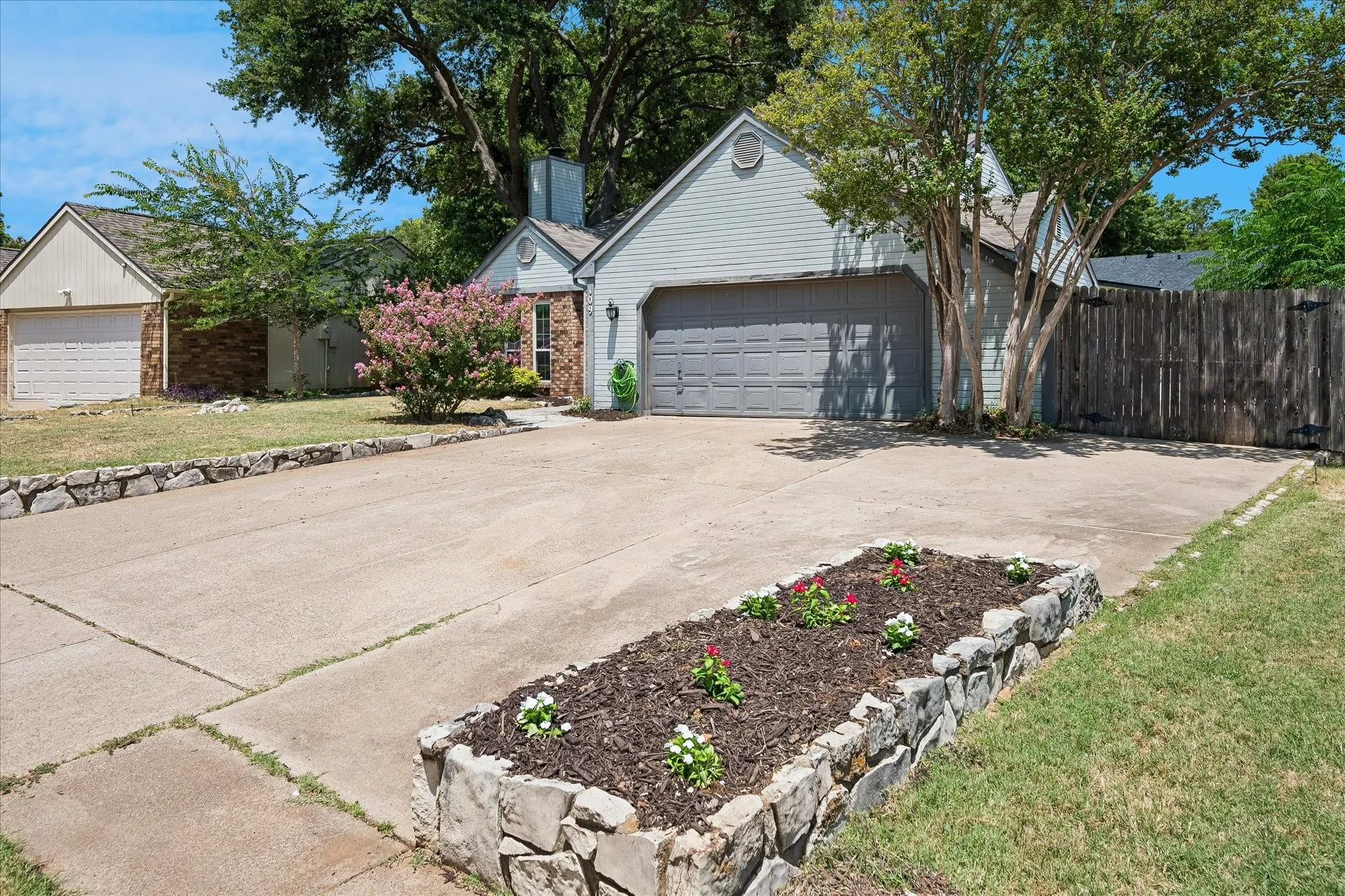 Single Family Residence For Sale in Tarrant County , 109 Clove Lane, Euless, Texas 76039, 3 Bedroom, 3 Bathroom, 2 Garage spaces, 2,024 Sqft, built in 1982, mls#21349530, Real Estate Agent in Euless, Homes For Sale in Tarrant county, Homes For Sale in Euless, Realtor in Euless Texas, Real Estate Brokerage Independent Realty Texas, Luminita Cordes Realtor
