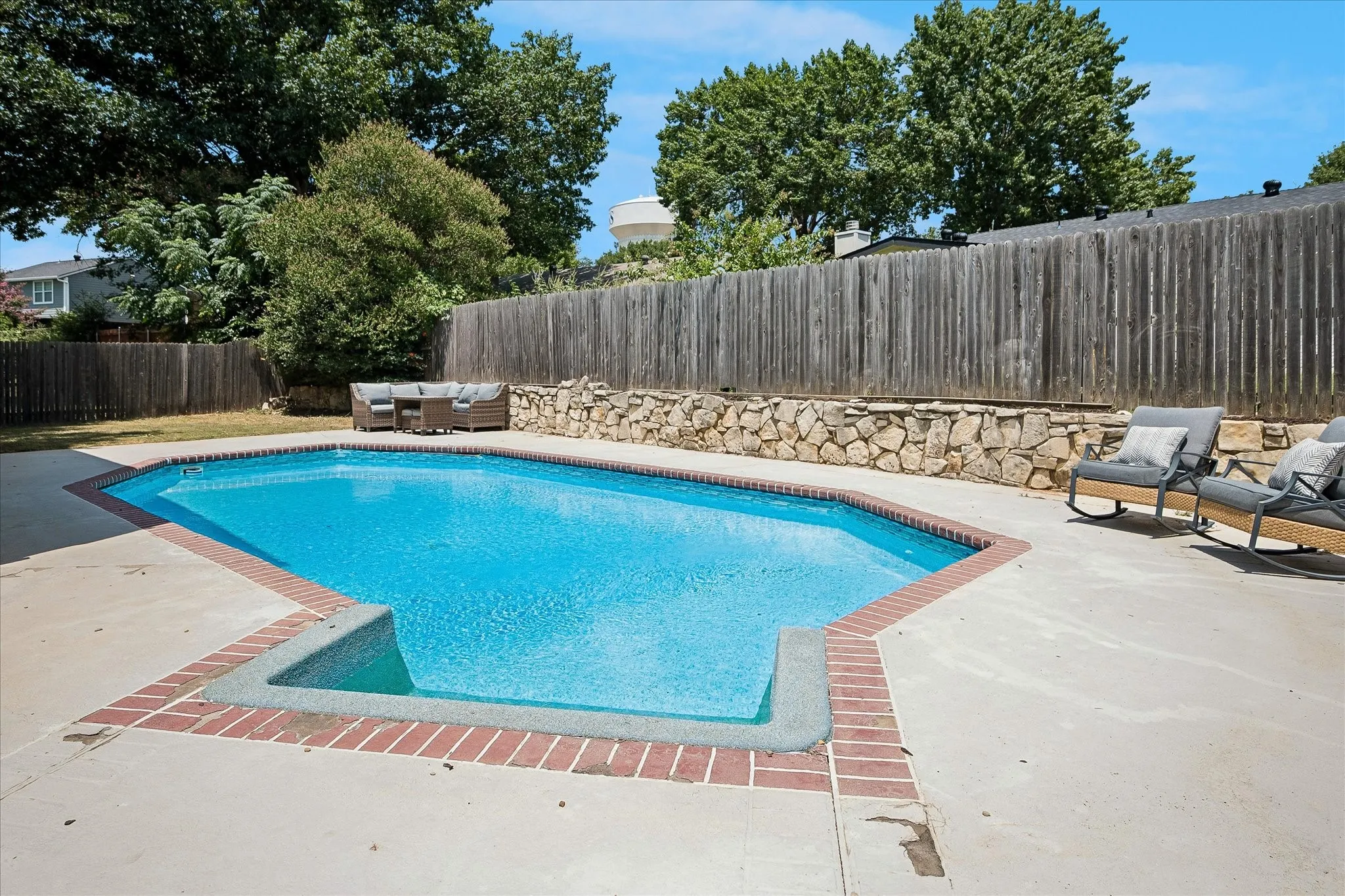Single Family Residence For Sale in Tarrant County , 109 Clove Lane, Euless, Texas 76039, 3 Bedroom, 3 Bathroom, 2 Garage spaces, 2,024 Sqft, built in 1982, mls#21349530, Real Estate Agent in Euless, Homes For Sale in Tarrant county, Homes For Sale in Euless, Realtor in Euless Texas, Real Estate Brokerage Independent Realty Texas, Luminita Cordes Realtor
