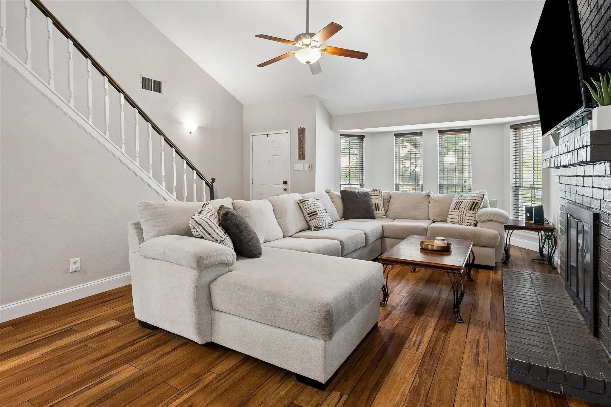 Single Family Residence For Sale in Tarrant County , 109 Clove Lane, Euless, Texas 76039, 3 Bedroom, 3 Bathroom, 2 Garage spaces, 2,024 Sqft, built in 1982, mls#21349530, Real Estate Agent in Euless, Homes For Sale in Tarrant county, Homes For Sale in Euless, Realtor in Euless Texas, Real Estate Brokerage Independent Realty Texas, Luminita Cordes Realtor