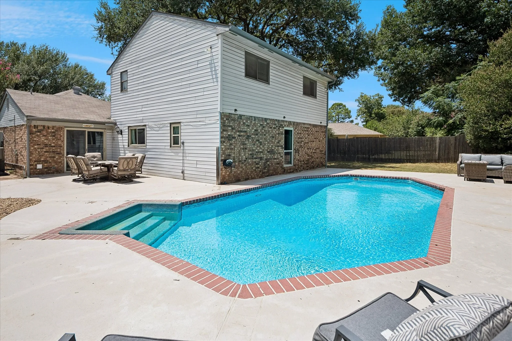 Single Family Residence For Sale in Tarrant County , 109 Clove Lane, Euless, Texas 76039, 3 Bedroom, 3 Bathroom, 2 Garage spaces, 2,024 Sqft, built in 1982, mls#21349530, Real Estate Agent in Euless, Homes For Sale in Tarrant county, Homes For Sale in Euless, Realtor in Euless Texas, Real Estate Brokerage Independent Realty Texas, Luminita Cordes Realtor