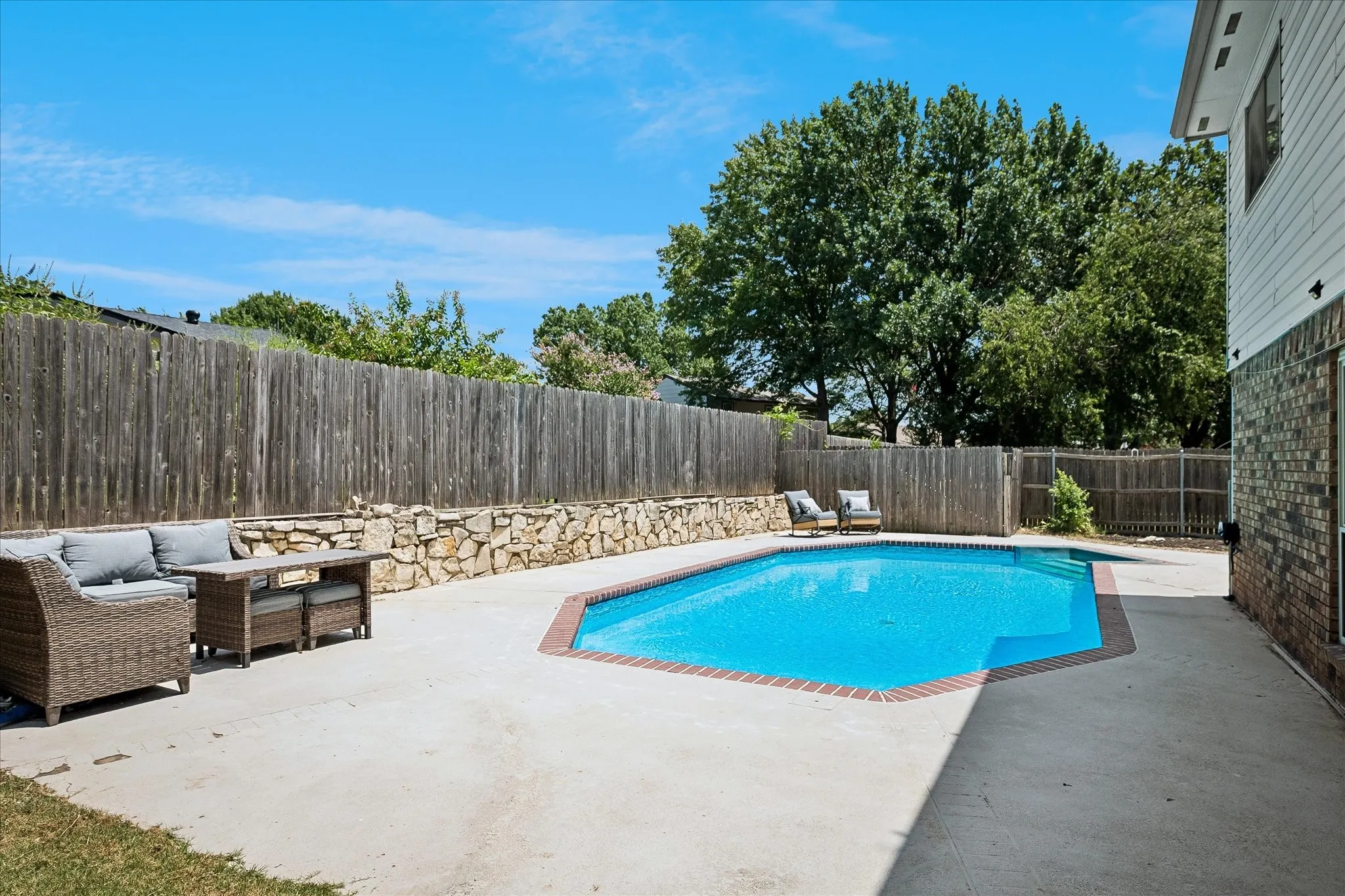 Single Family Residence For Sale in Tarrant County , 109 Clove Lane, Euless, Texas 76039, 3 Bedroom, 3 Bathroom, 2 Garage spaces, 2,024 Sqft, built in 1982, mls#21349530, Real Estate Agent in Euless, Homes For Sale in Tarrant county, Homes For Sale in Euless, Realtor in Euless Texas, Real Estate Brokerage Independent Realty Texas, Luminita Cordes Realtor