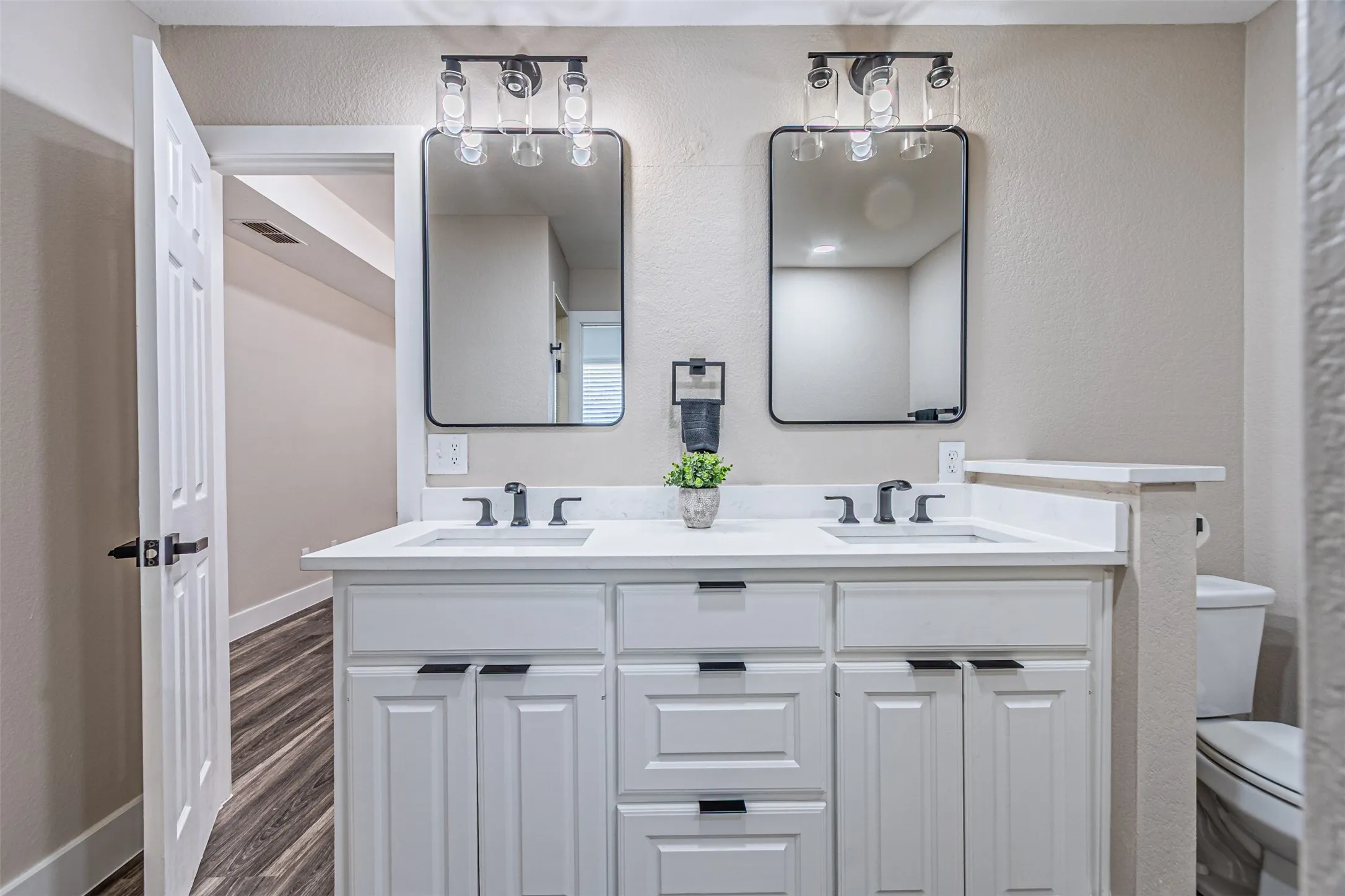 Single Family Residence For Sale in Dallas County , 2811 Seagoville Road, Seagoville, Texas 75159, 3 Bedroom, 2 Bathroom, 2 Garage spaces, 1,828 Sqft, built in 1994, mls#21349534, Real Estate Agent in Seagoville, Homes For Sale in Dallas county, Homes For Sale in Seagoville, Realtor in Seagoville Texas, Real Estate Brokerage Independent Realty Texas, Luminita Cordes Realtor