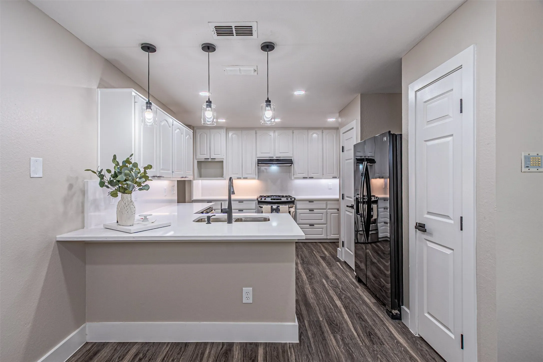 Single Family Residence For Sale in Dallas County , 2811 Seagoville Road, Seagoville, Texas 75159, 3 Bedroom, 2 Bathroom, 2 Garage spaces, 1,828 Sqft, built in 1994, mls#21349534, Real Estate Agent in Seagoville, Homes For Sale in Dallas county, Homes For Sale in Seagoville, Realtor in Seagoville Texas, Real Estate Brokerage Independent Realty Texas, Luminita Cordes Realtor
